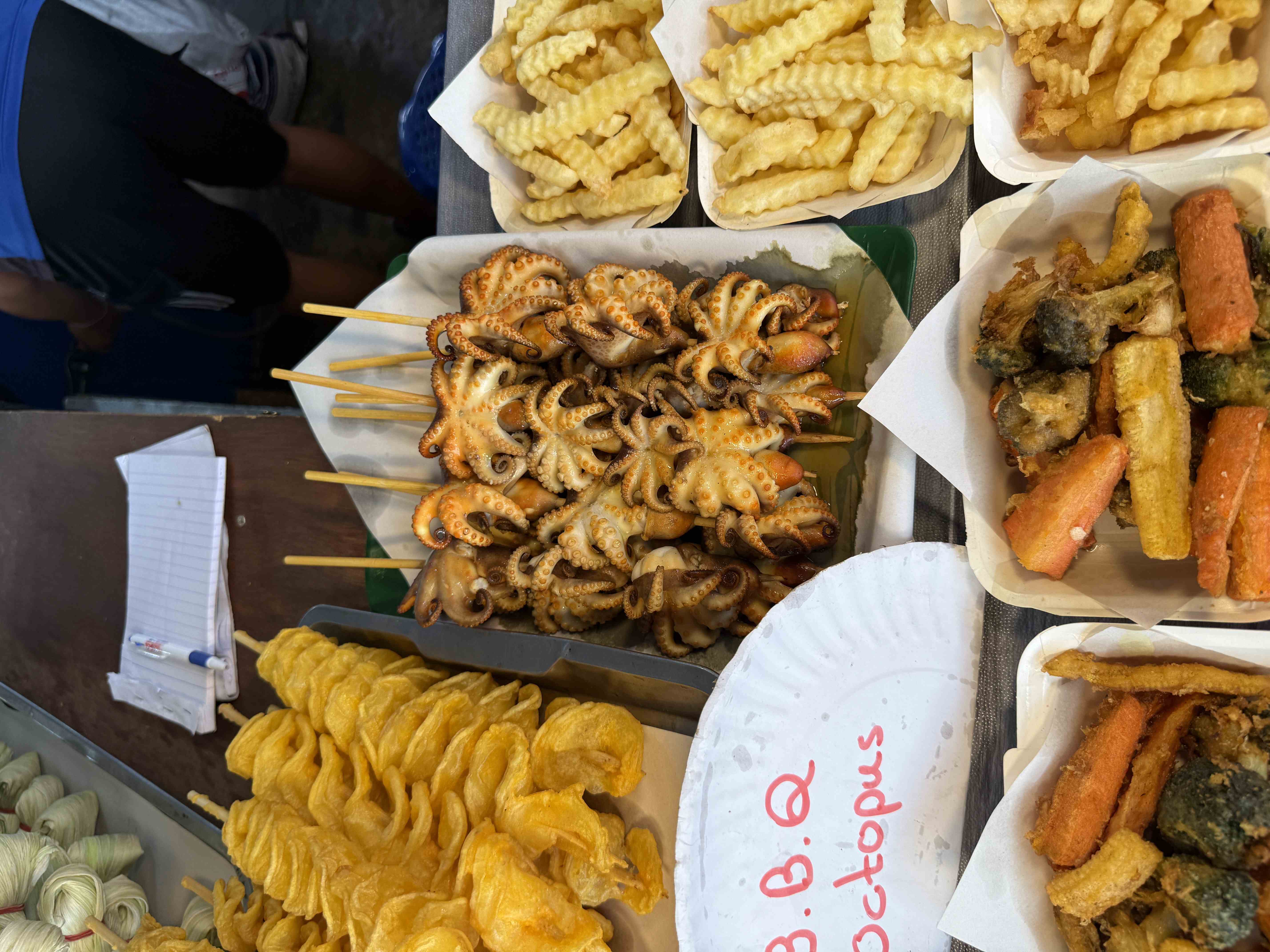 Stánek s B.B.Q Octopus: chobotničky na špejlích a smažené snacky