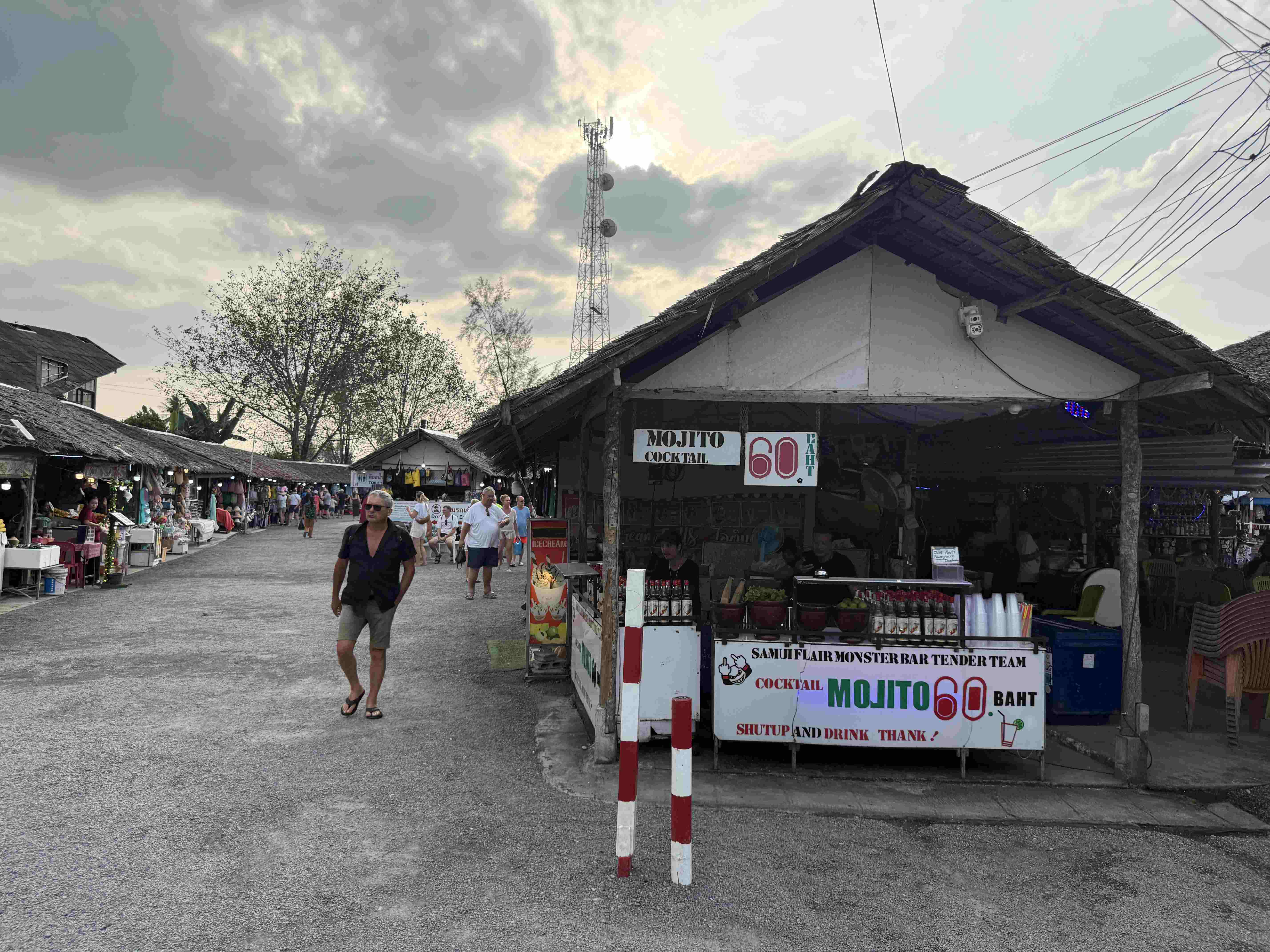 Ulička Bang Niang Market, stánek s nápisem MOJITO 60 BAHT, lidé.