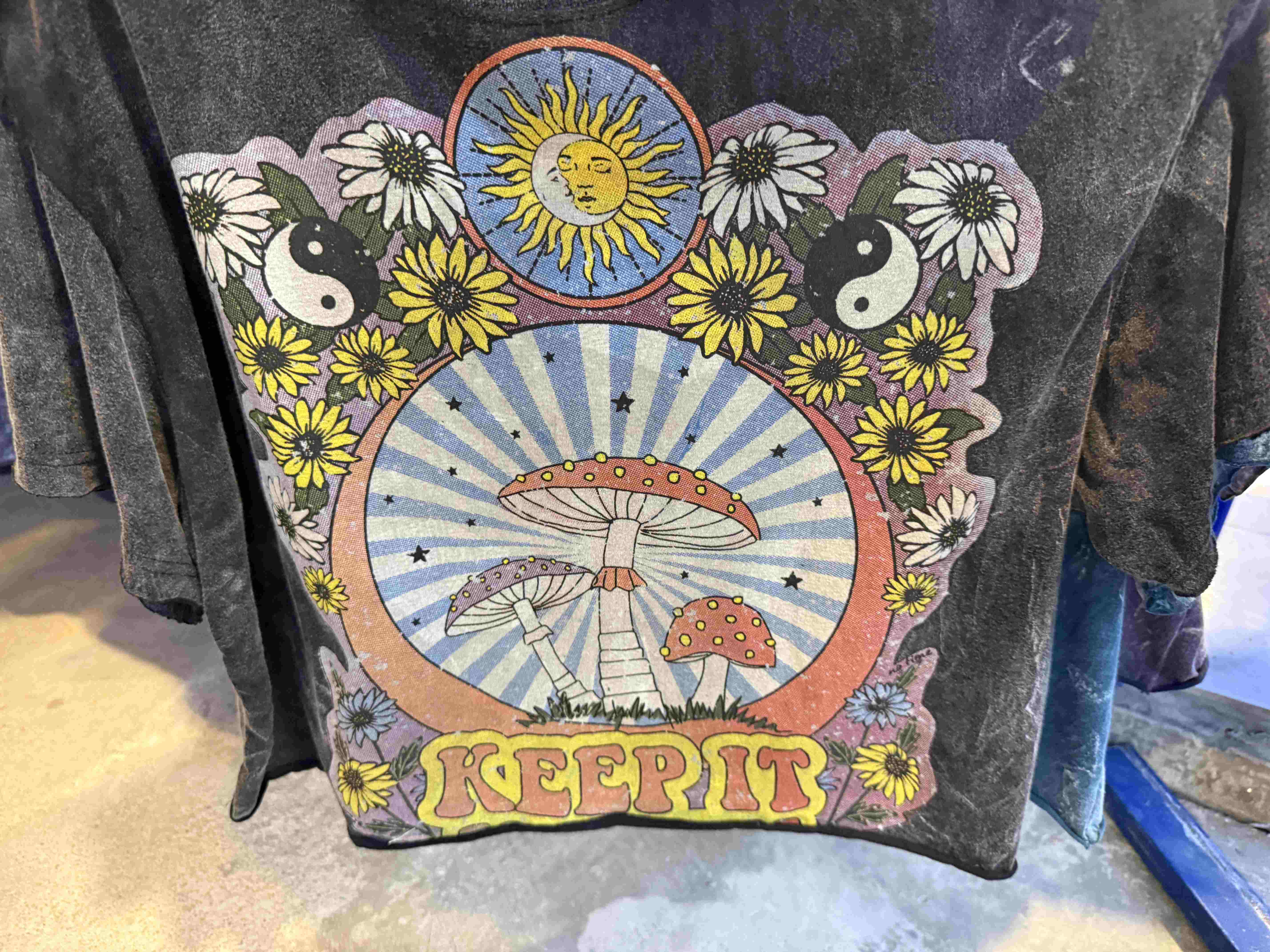 Šedé tričko s potiskem hub, květin, jin-jang a nápisem KEEP IT.