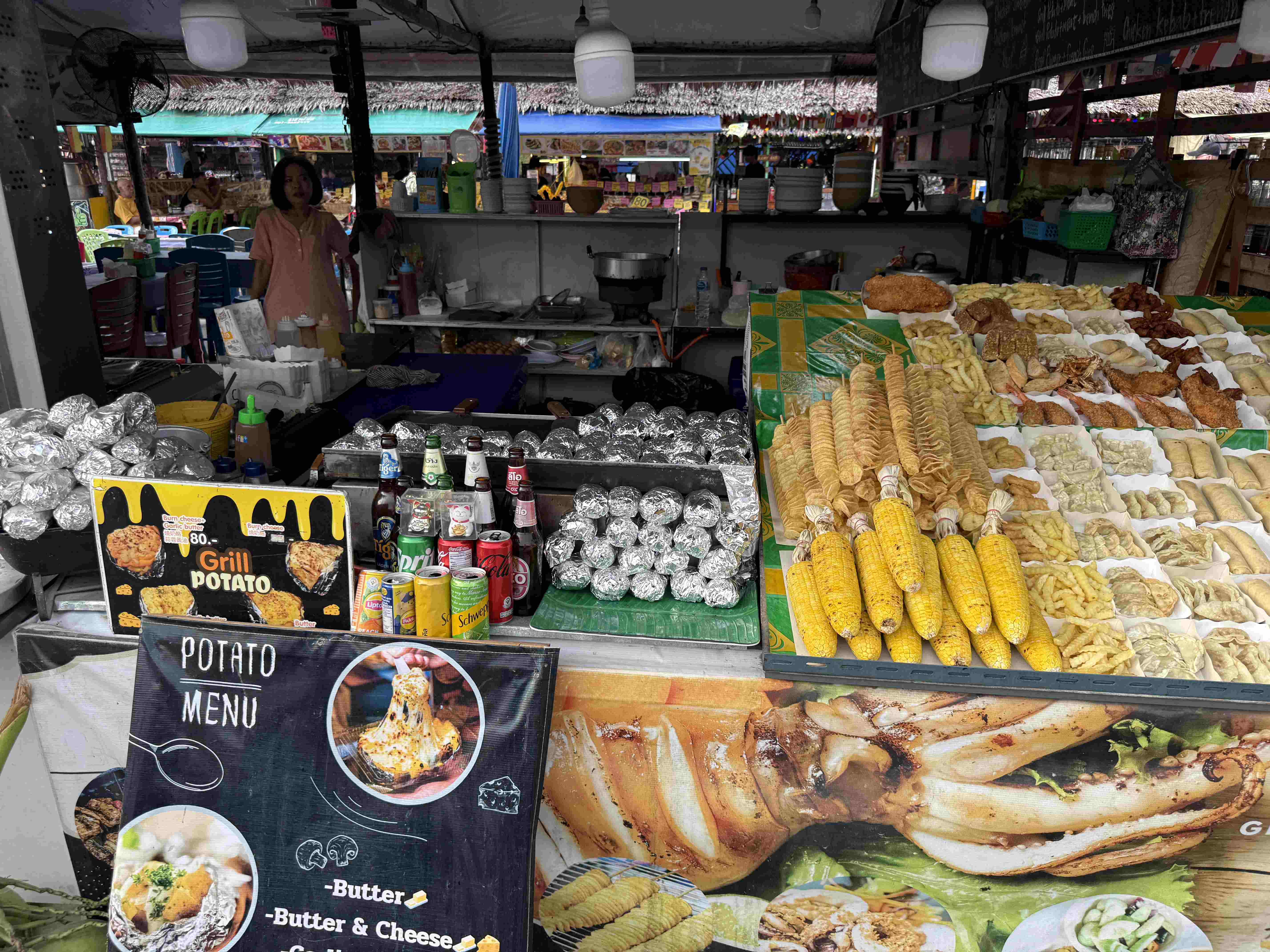 Stánek s Grill Potato, foilové brambory, smažené snacky, kukuřice, nápis POTATO MENU.