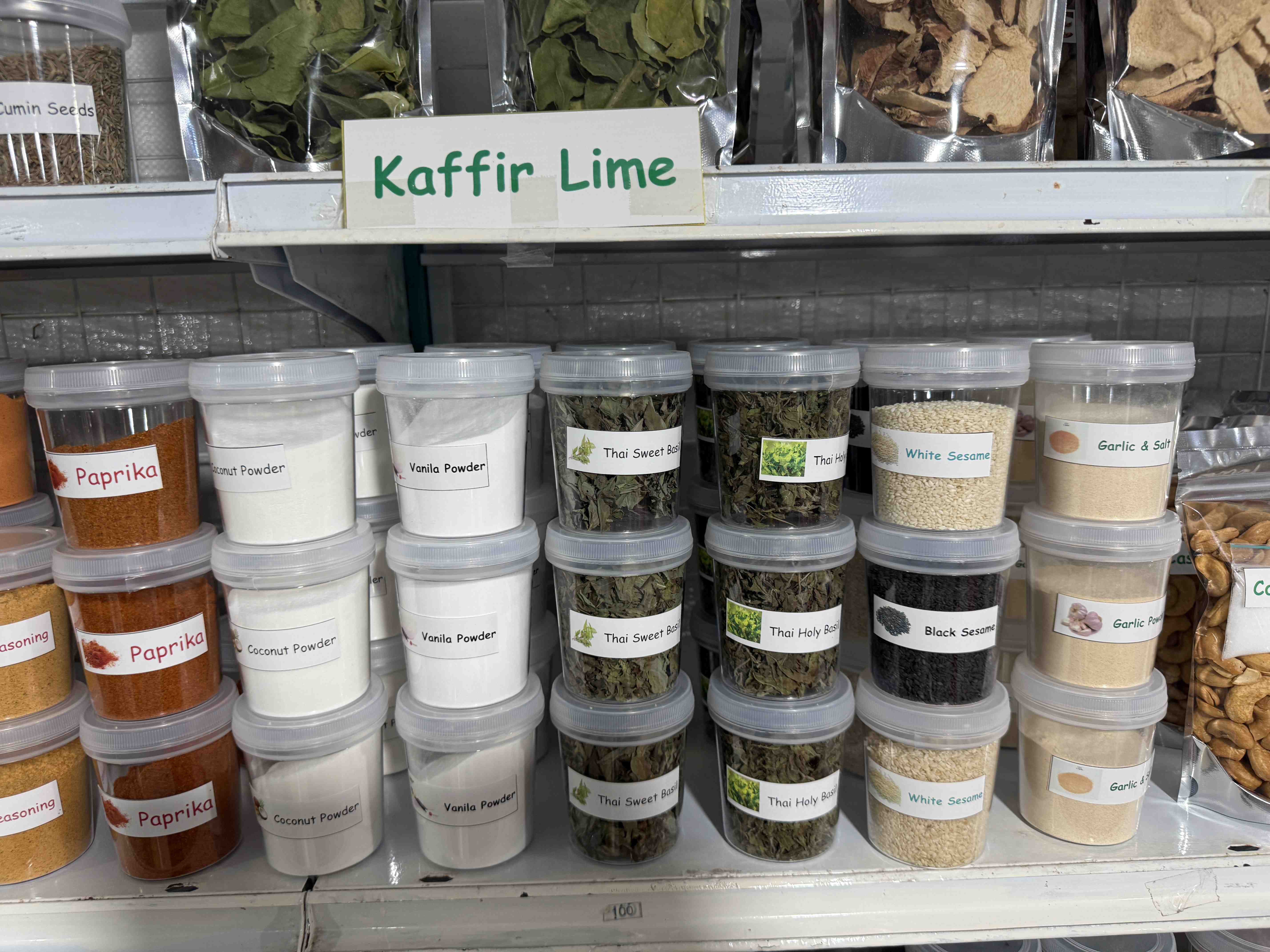 Kořenky na trhu: Kaffir Lime, Paprika, Coconut Powder, White a Black Sesame