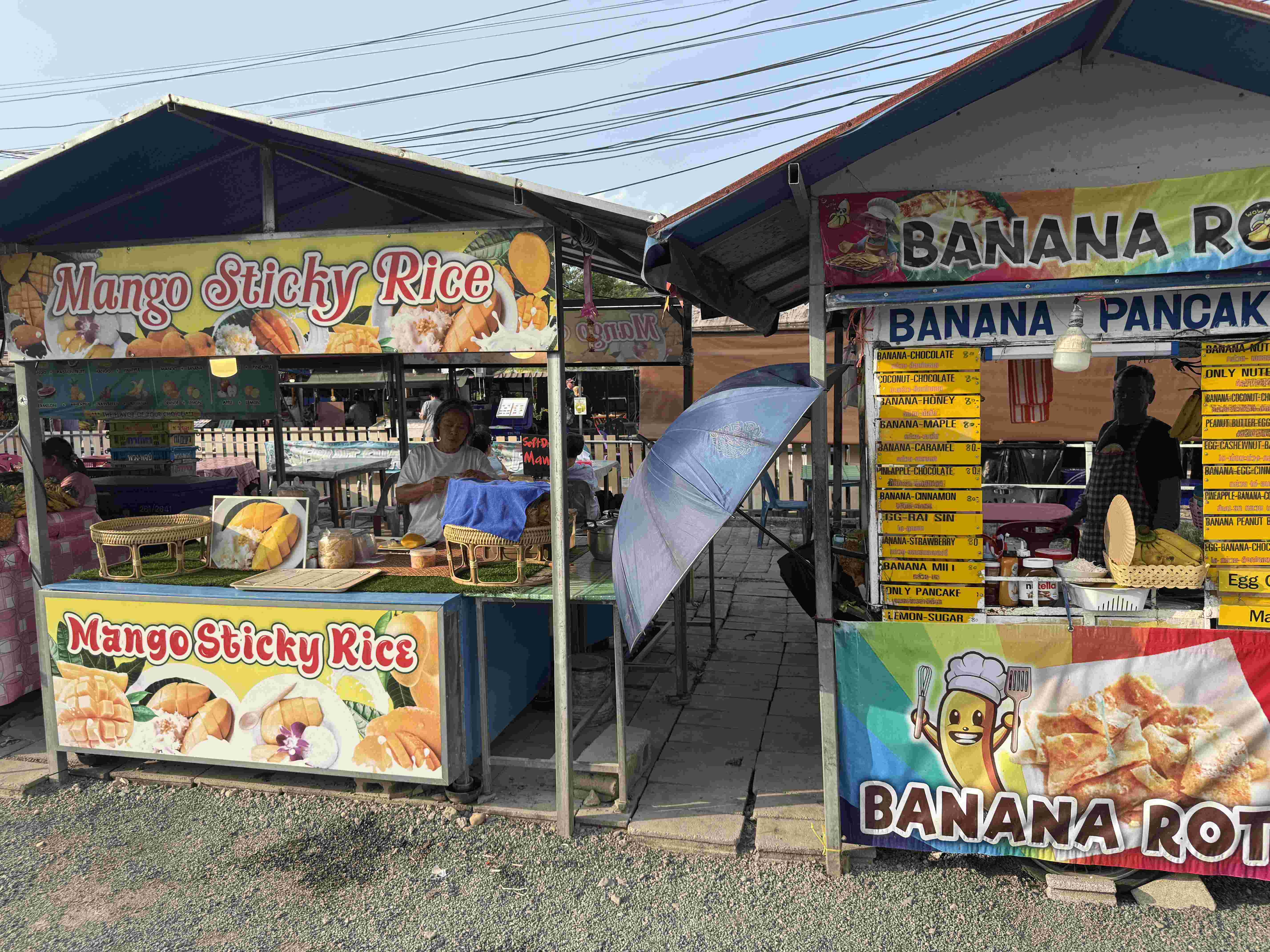 Stánky na trhu: Mango Sticky Rice a Banana Roti, nabídka banana pancake