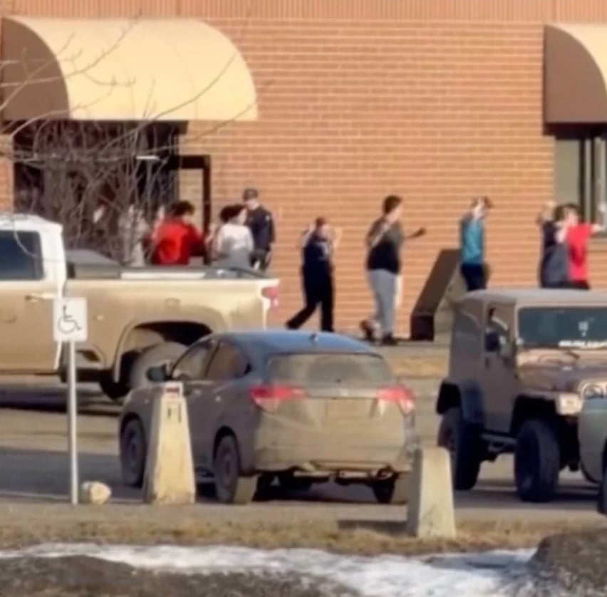 Altman se omluvil za masakr na škole, o kterém jeho firma věděla měsíce dopředu