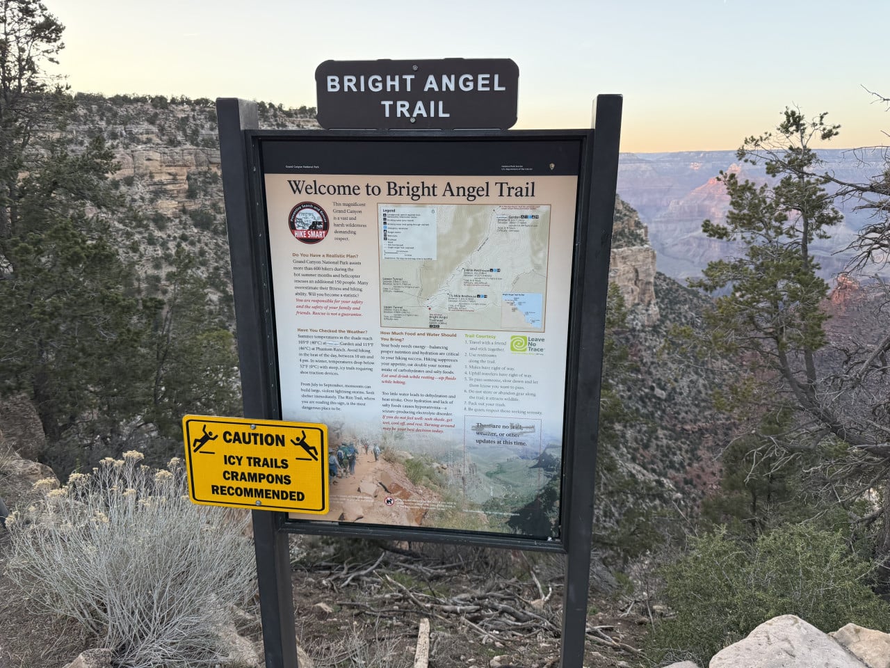Informační cedule Bright Angel Trail s výhledem na Grand Canyon přede mnou
