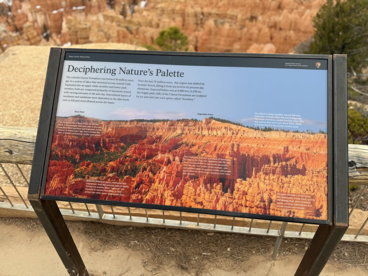 Informační panel Bryce Canyon s nápisem Deciphering Nature’s Palette a panoramatem hoodoos