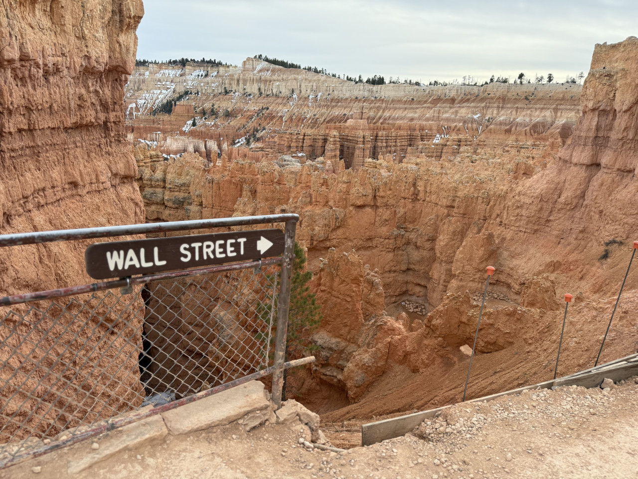 Cedule WALL STREET u stezky nad kaňonem Bryce s kamennými věžemi