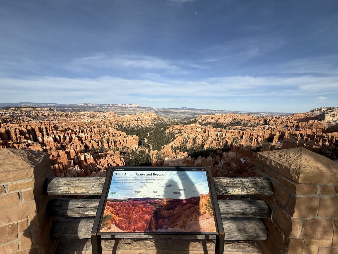 Vyhlídka na Bryce Canyon s tabulí Bryce Amphitheater and Beyond a skalními věžemi
