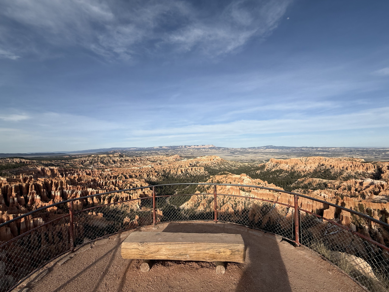 Vyhlídka s dřevěnou lavičkou a zábradlím, panorama skal Bryce Canyonu