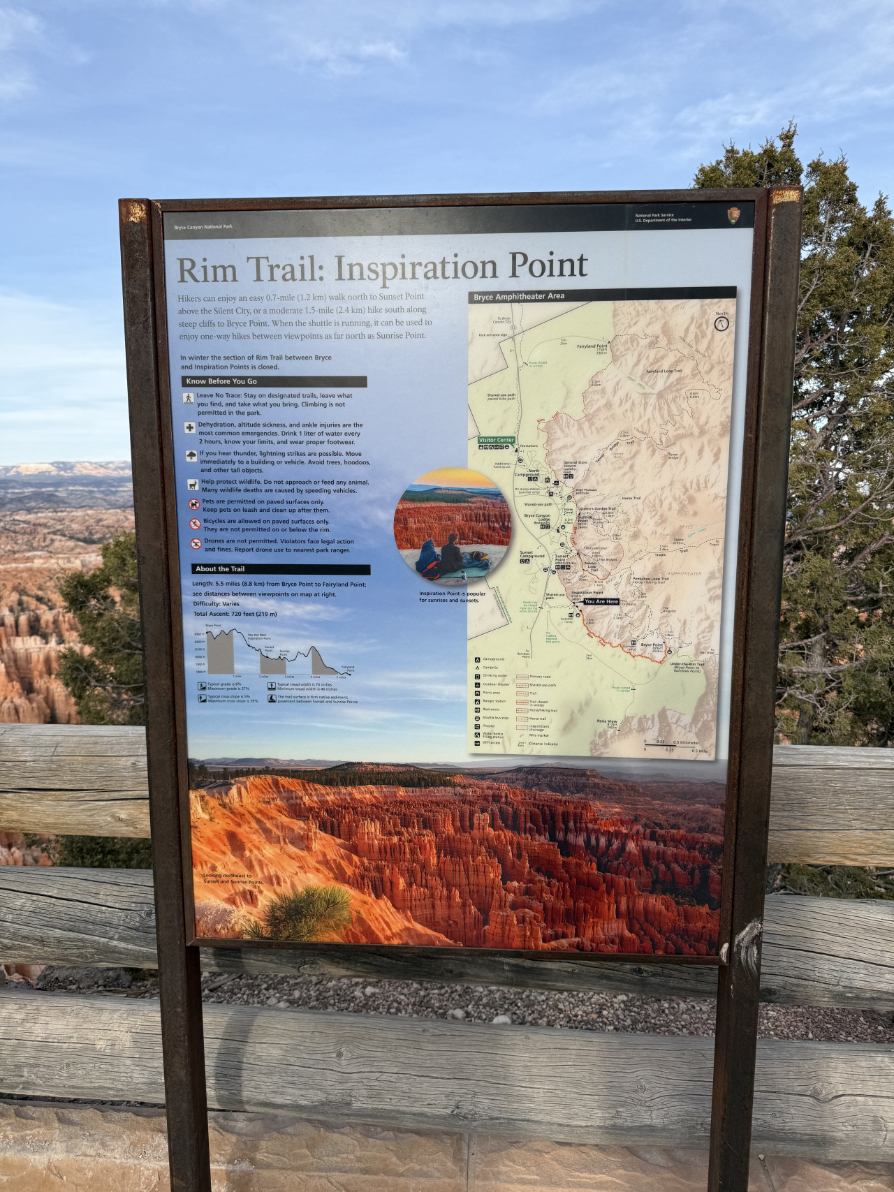 Informační tabule Rim Trail: Inspiration Point s mapou a fotkou Bryce Canyonu