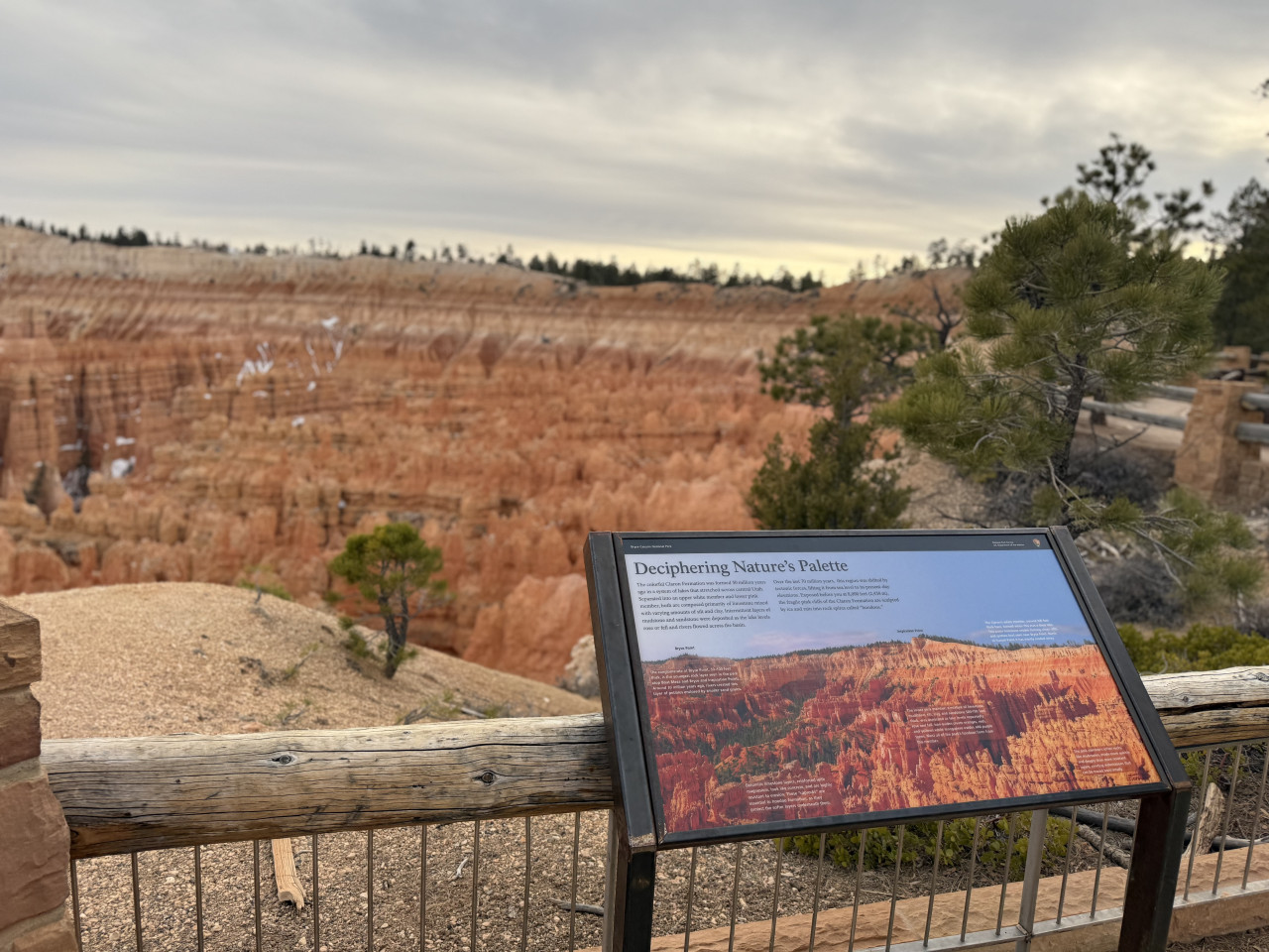 Informační tabule Deciphering Nature’s Palette u vyhlídky na hoodoo věže Bryce Canyonu.