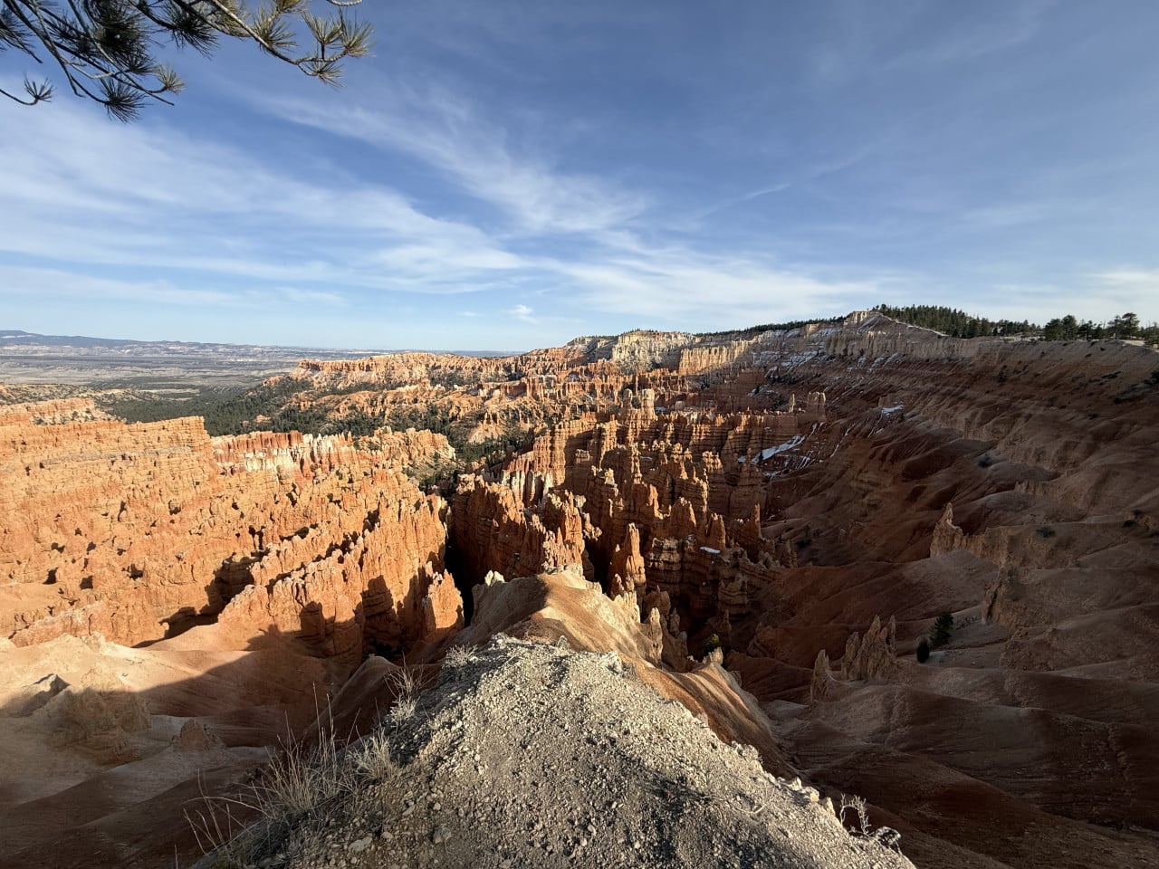 Panorama Bryce Canyonu s oranžovými hoodoos, skalními věžemi a modrou oblohou