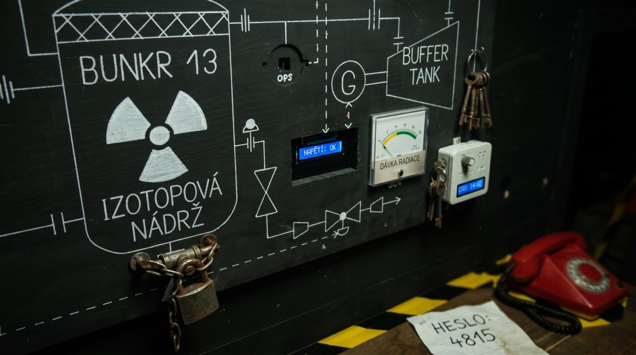 Bunkr 13 s radiační nádrží, měřidly, klíči a červeným telefonem