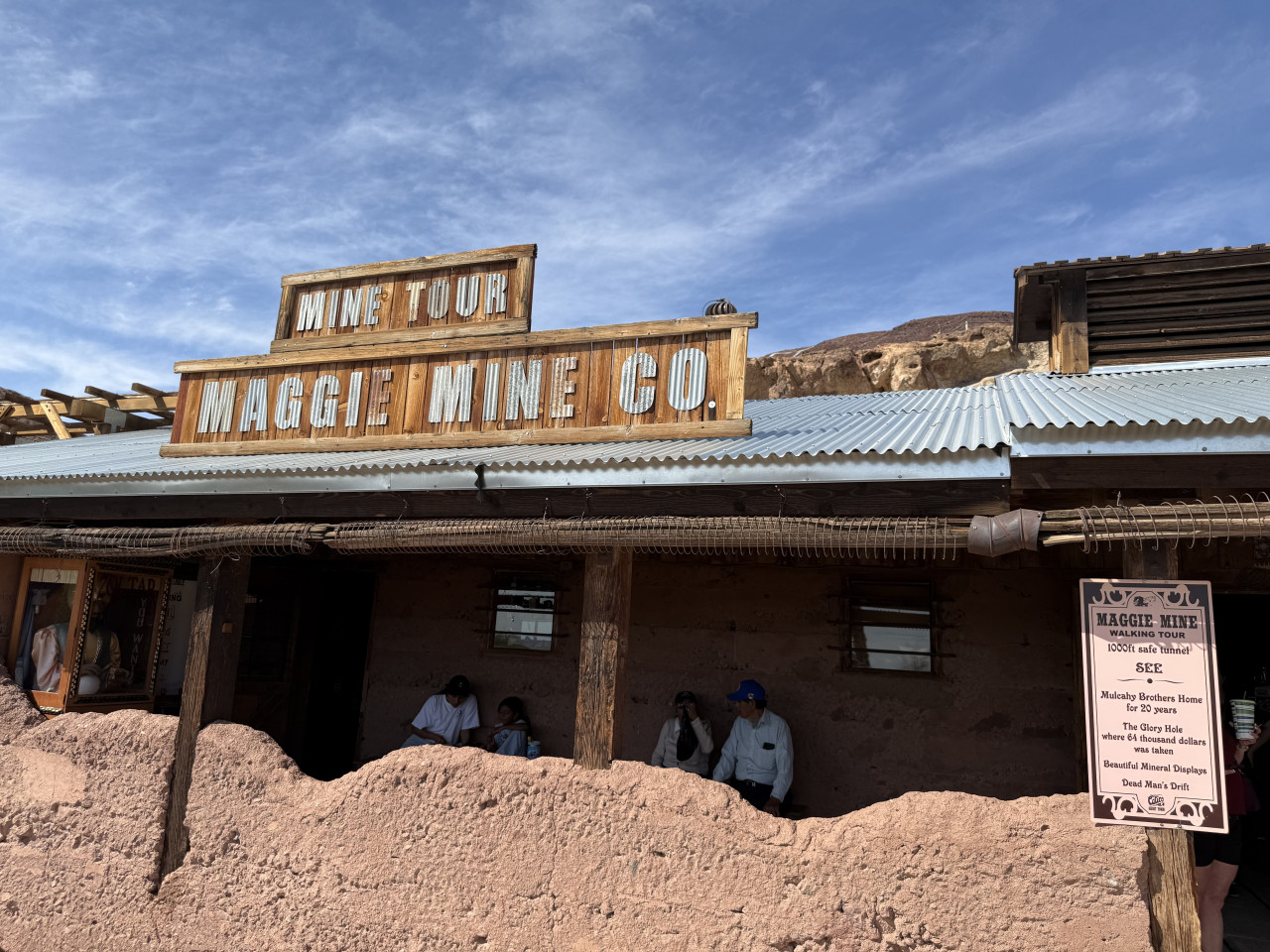 Budova Maggie Mine Co. s nápisem Mine Tour v pouštním městečku Calico Ghost Town.