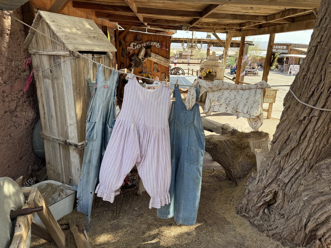 Prádlo visí mezi dřevěnými budovami v Calico Ghost Town, pouštní westernové dekorace.