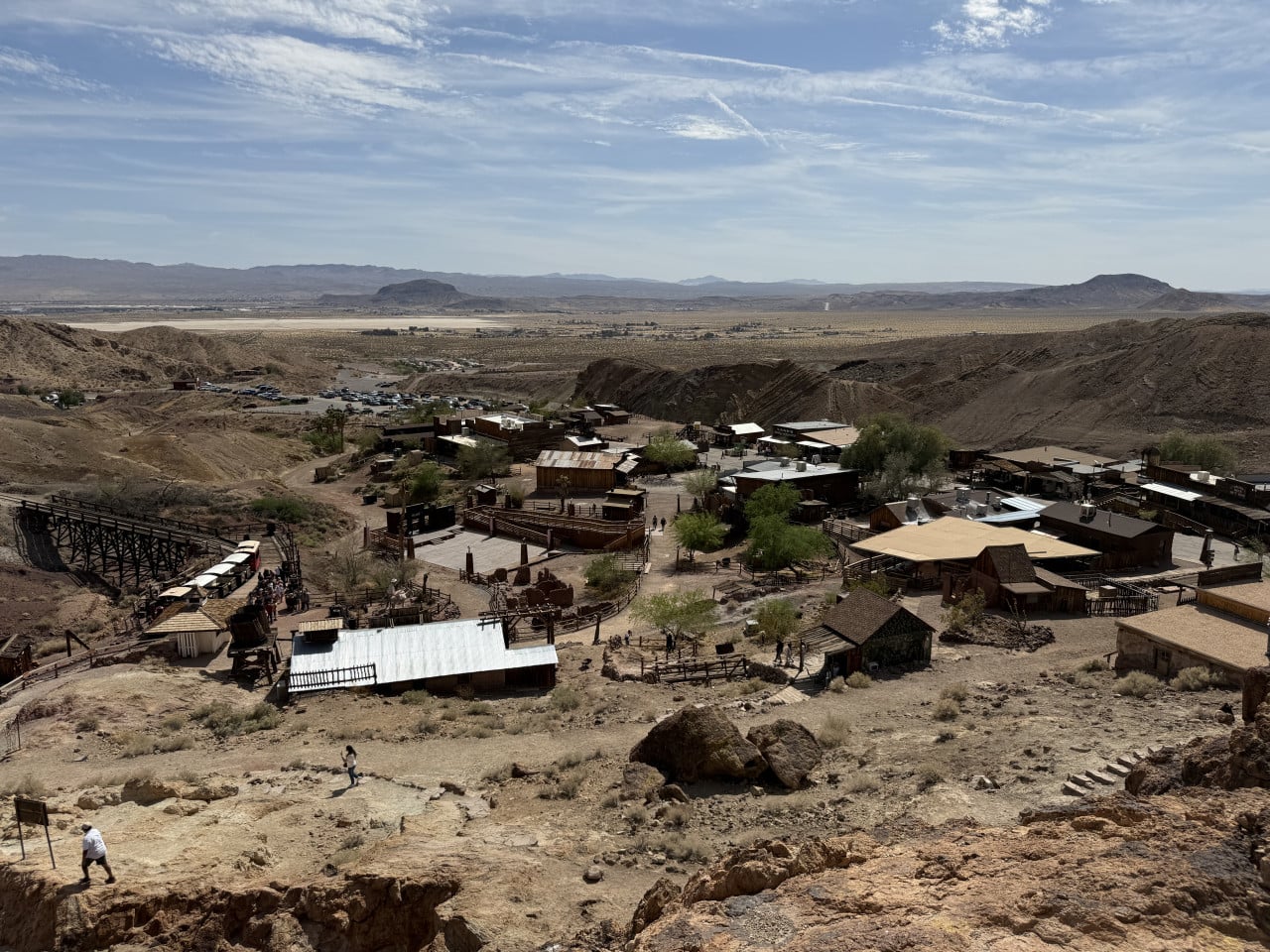Pohled na Calico Ghost Town v pouštním údolí s dřevěnými budovami a návštěvníky