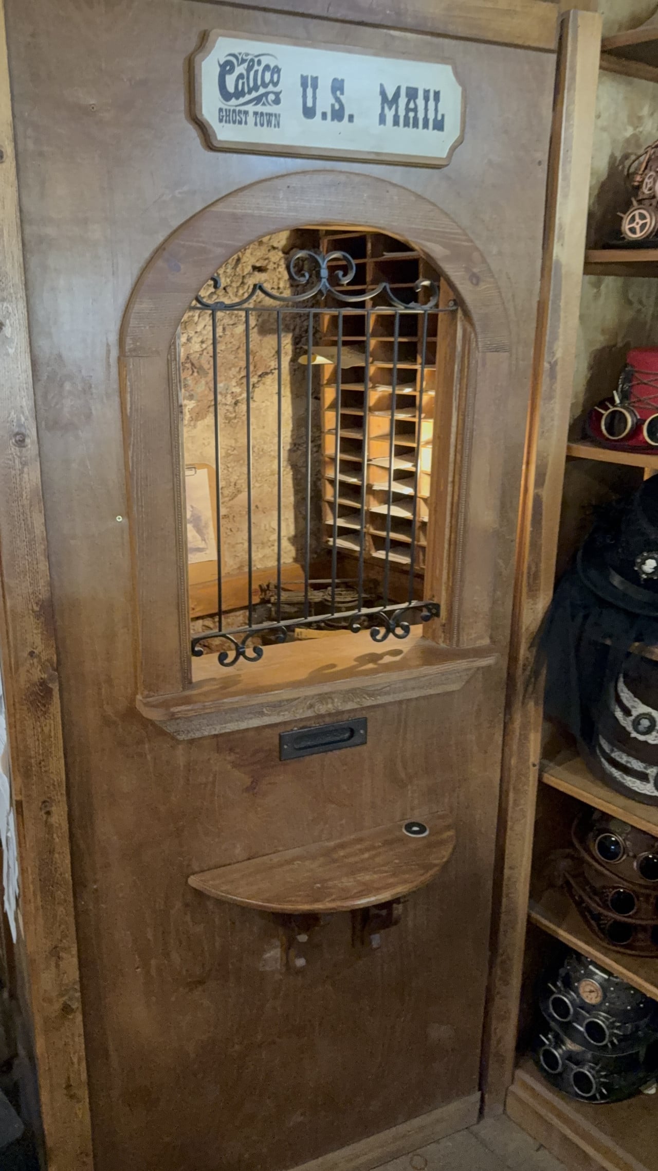 Dřevěná poštovní přepážka Calico Ghost Town s nápisem U.S. Mail
