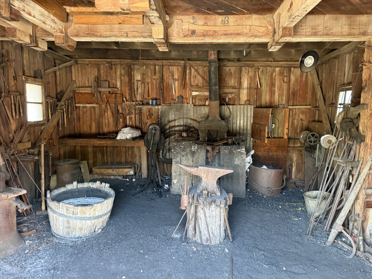 Interiér staré kovárny s kovadlinou, nástroji a dřevěnými stěnami v Calico Ghost Town