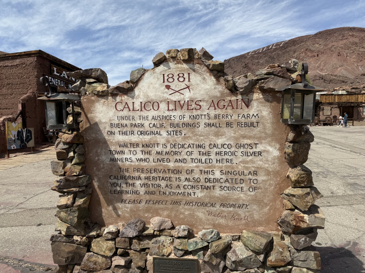 Kamenná cedule Calico Lives Again v pouštním městečku Calico Ghost Town.