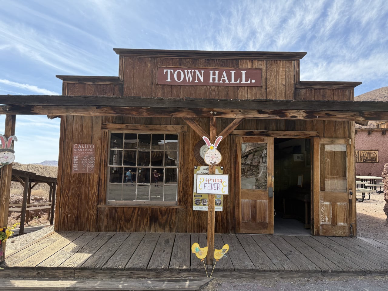 Dřevěná budova Town Hall v Calico Ghost Town s velikonoční výzdobou.
