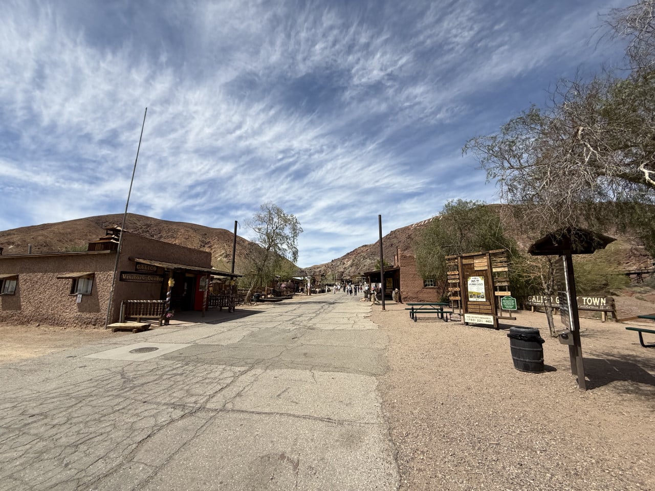 Calico Ghost Town s návštěvnickým centrem, prašnou ulicí a pouštními kopci.