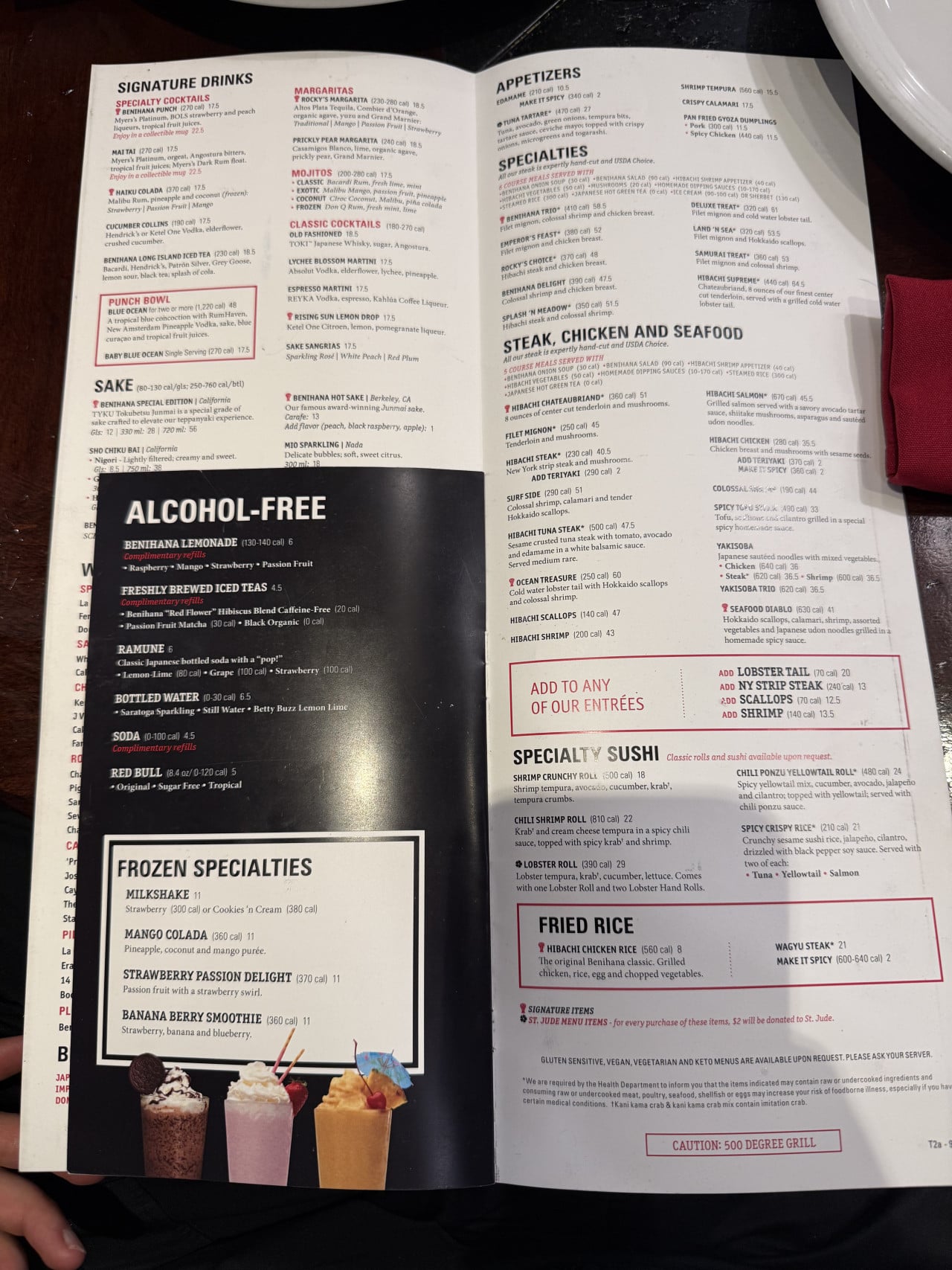 Otevřené menu restaurace Benihana s nápoji, sushi a steakovými jídly.