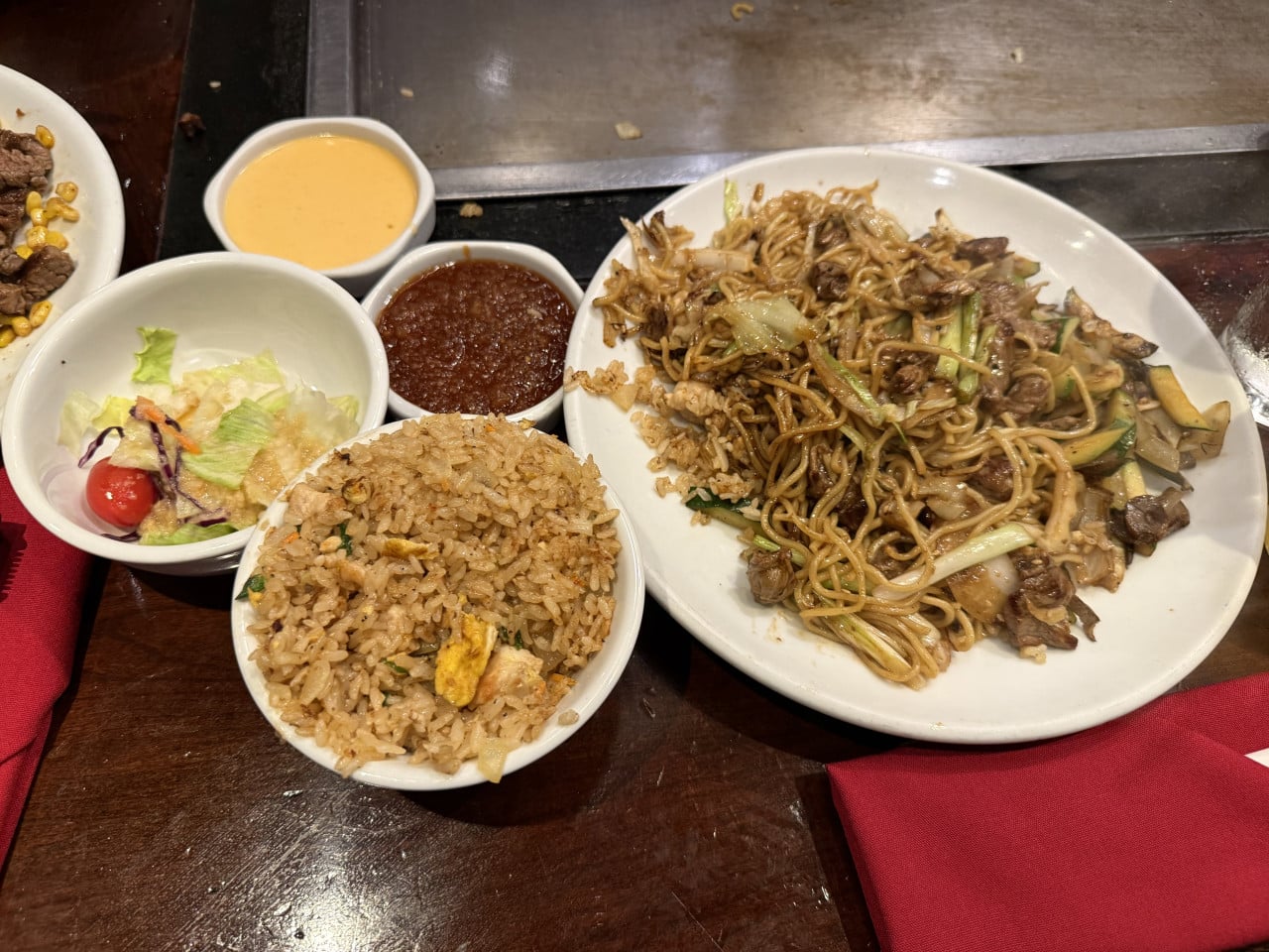 Japonské jídlo v Benihaně: nudle, smažená rýže, salát a omáčky na stole