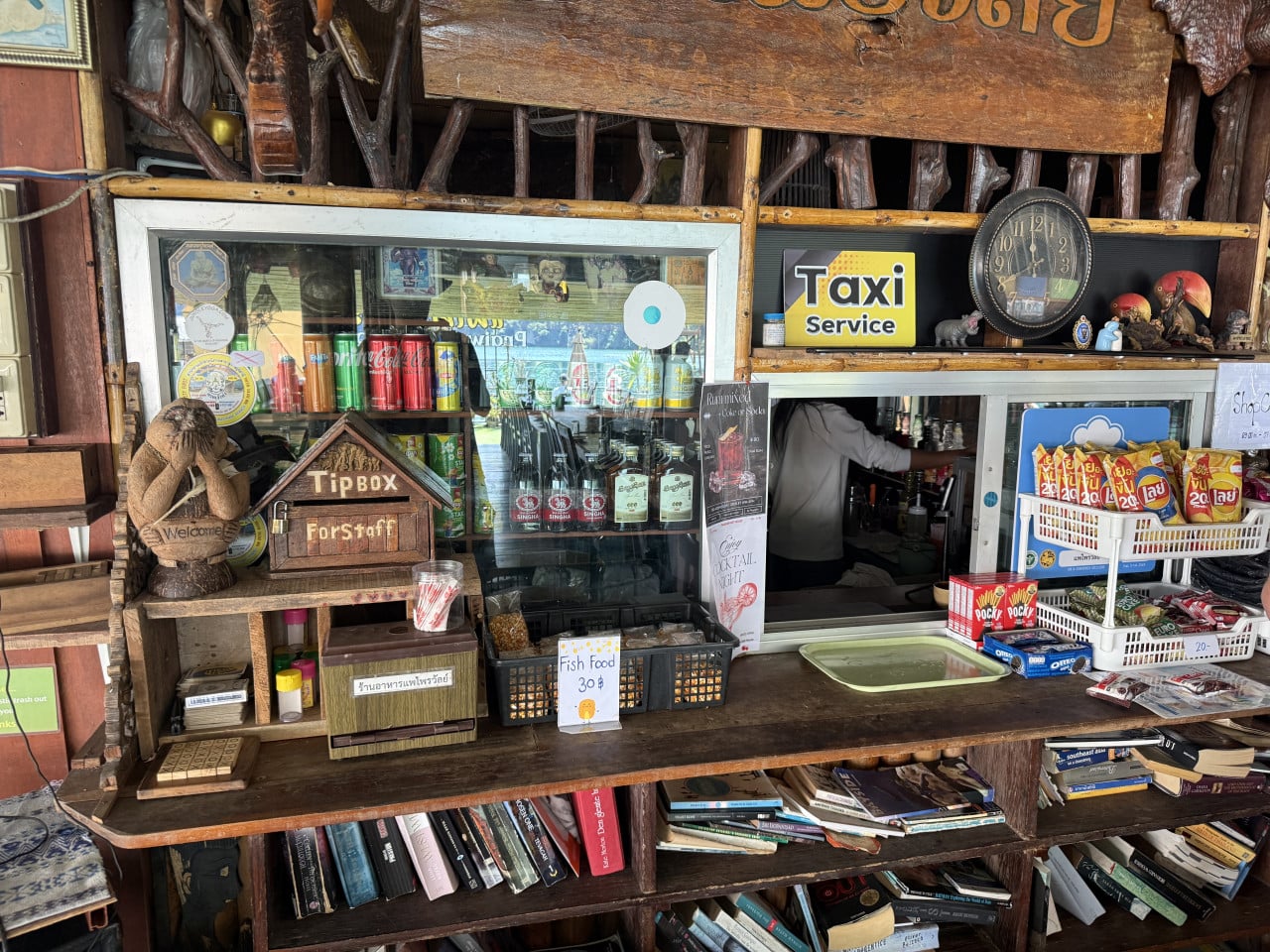 Dřevěný pult s lednicí nápojů, Taxi Service, Tip Box For Staff, Fish Food 30.