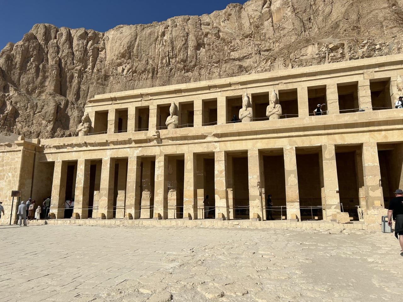 Zádušní chrám Hatšepsut s terasami pod vysokou skalní stěnou v Egyptě