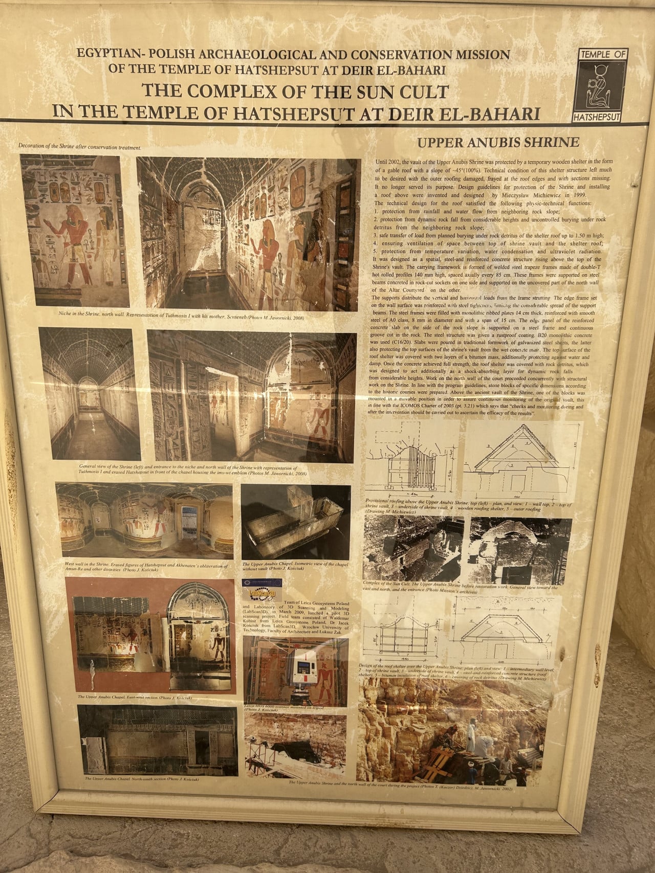 Informační panel o chrámu Hatšepsut a Upper Anubis Shrine s fotografiemi a schématy.