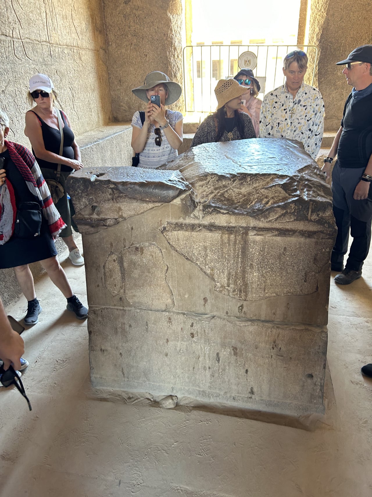 Turisté obdivují velký kamenný blok v interiéru chrámu Karnak.