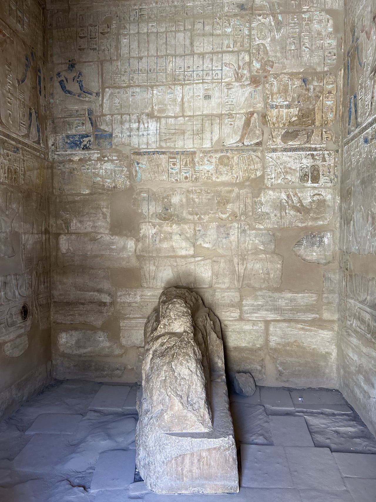 Starověká egyptská komora s hieroglyfy a kamennou sochou uvnitř Chrámu Karnak