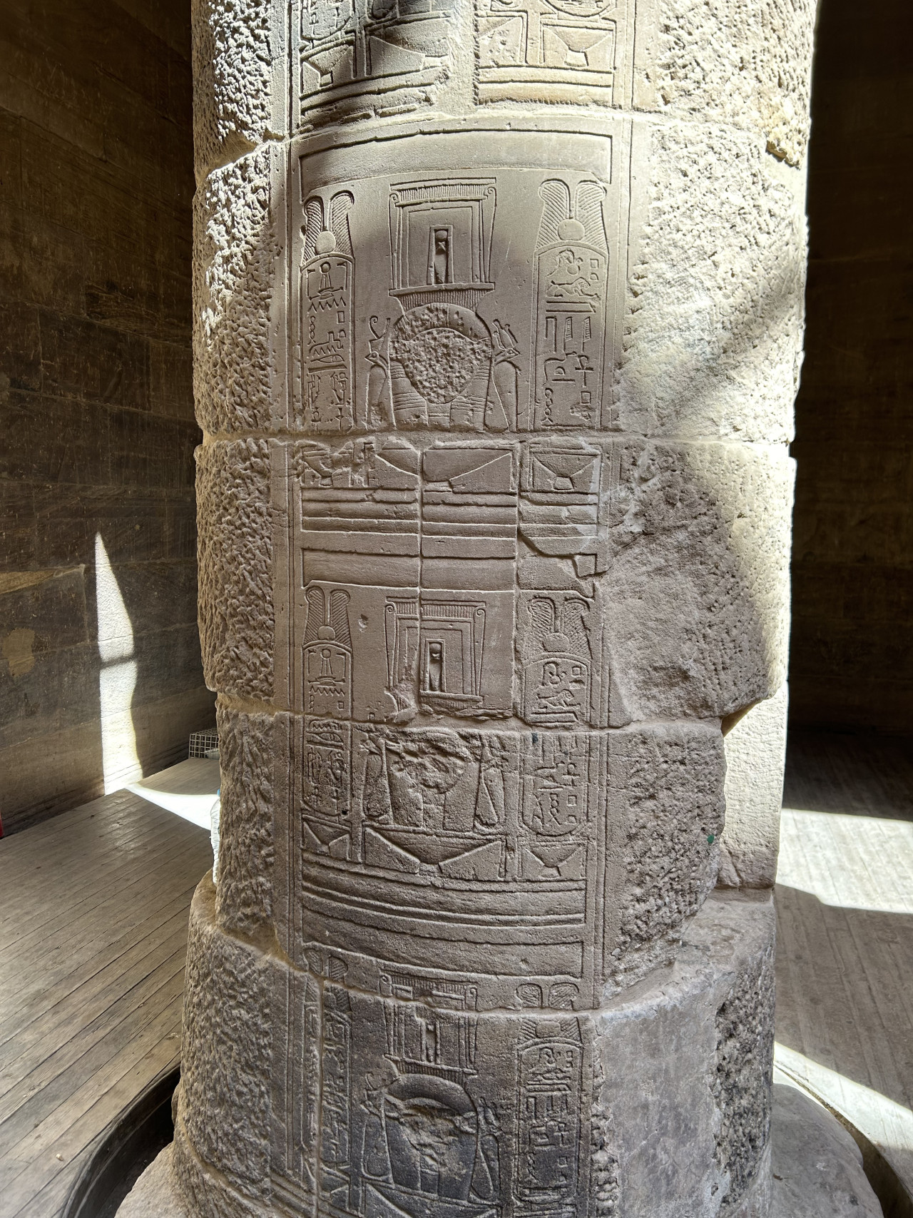 Vytesaný hieroglyfický sloup v chrámu Philae osvícený slunečním světlem