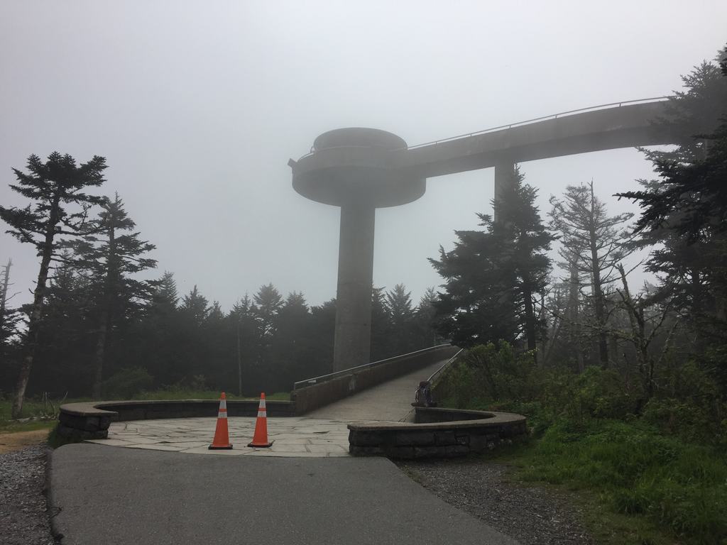 Vyhlídková věž Clingmans Dome v mlze, betonová cesta a dvě oranžové kužely