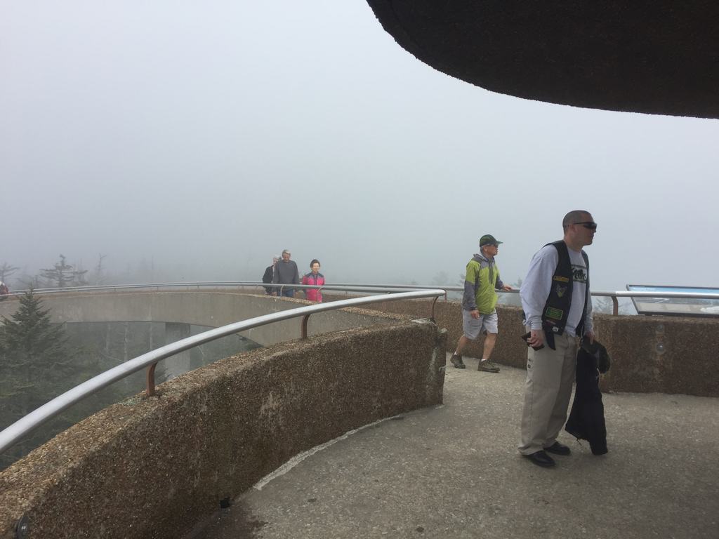 Lidé na betonové vyhlídkové rampě Clingmans Dome, všude hustá mlha