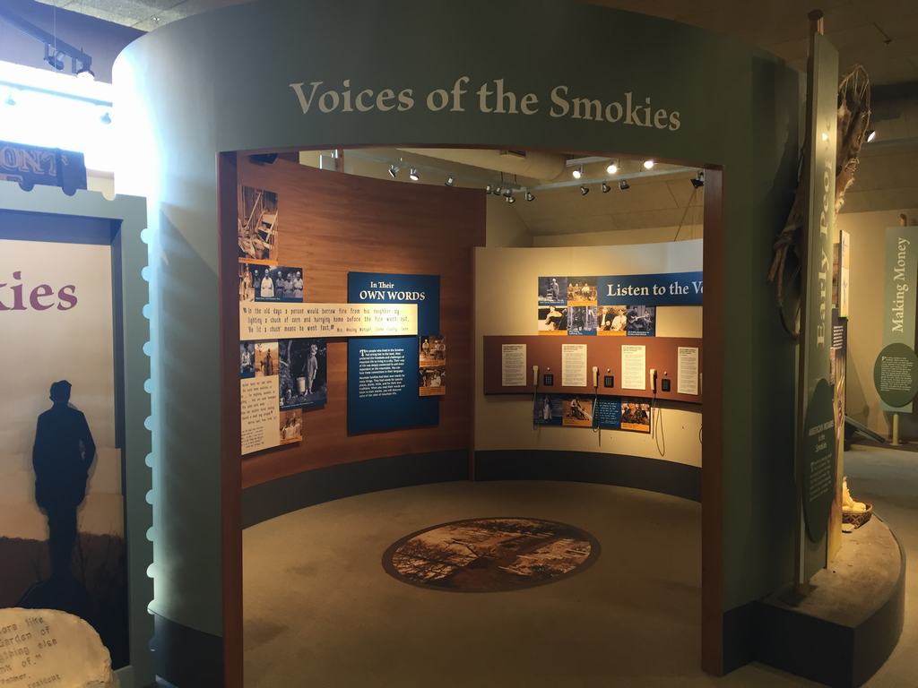 Expozice s nápisem Voices of the Smokies, informační panely a sluchátka