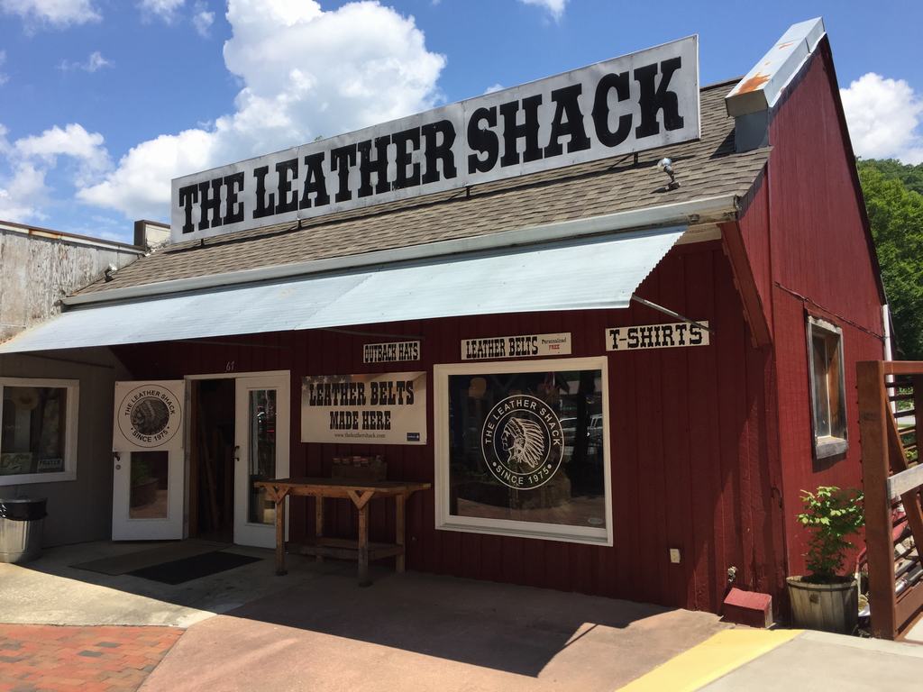 Fasáda obchodu THE LEATHER SHACK, červená budova, nápisy LEATHER BELTS MADE HERE, T-SHIRTS