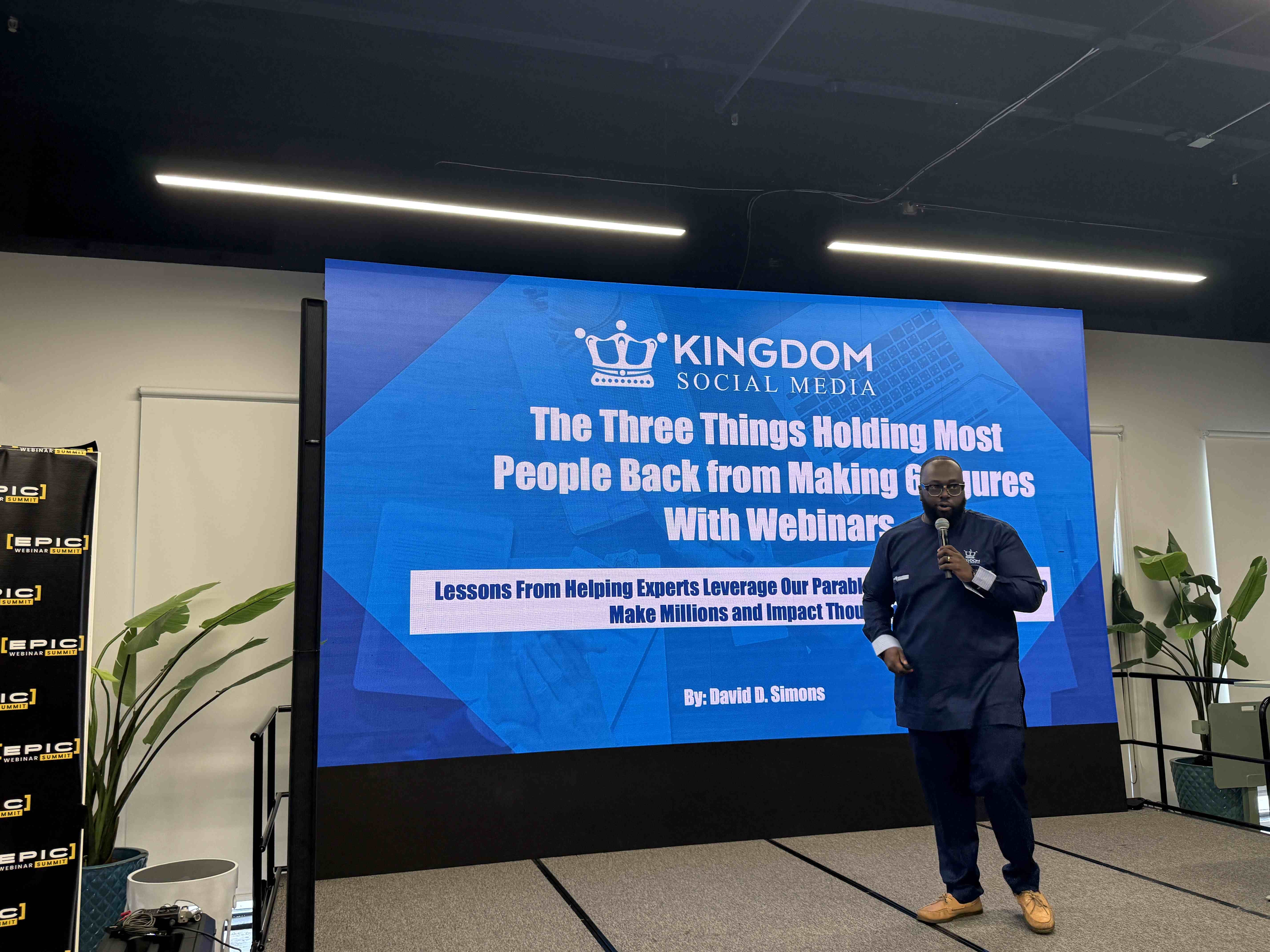 Přednášející s mikrofonem před obrazovkou: KINGDOM SOCIAL MEDIA, The Three Things Holding Most People Back