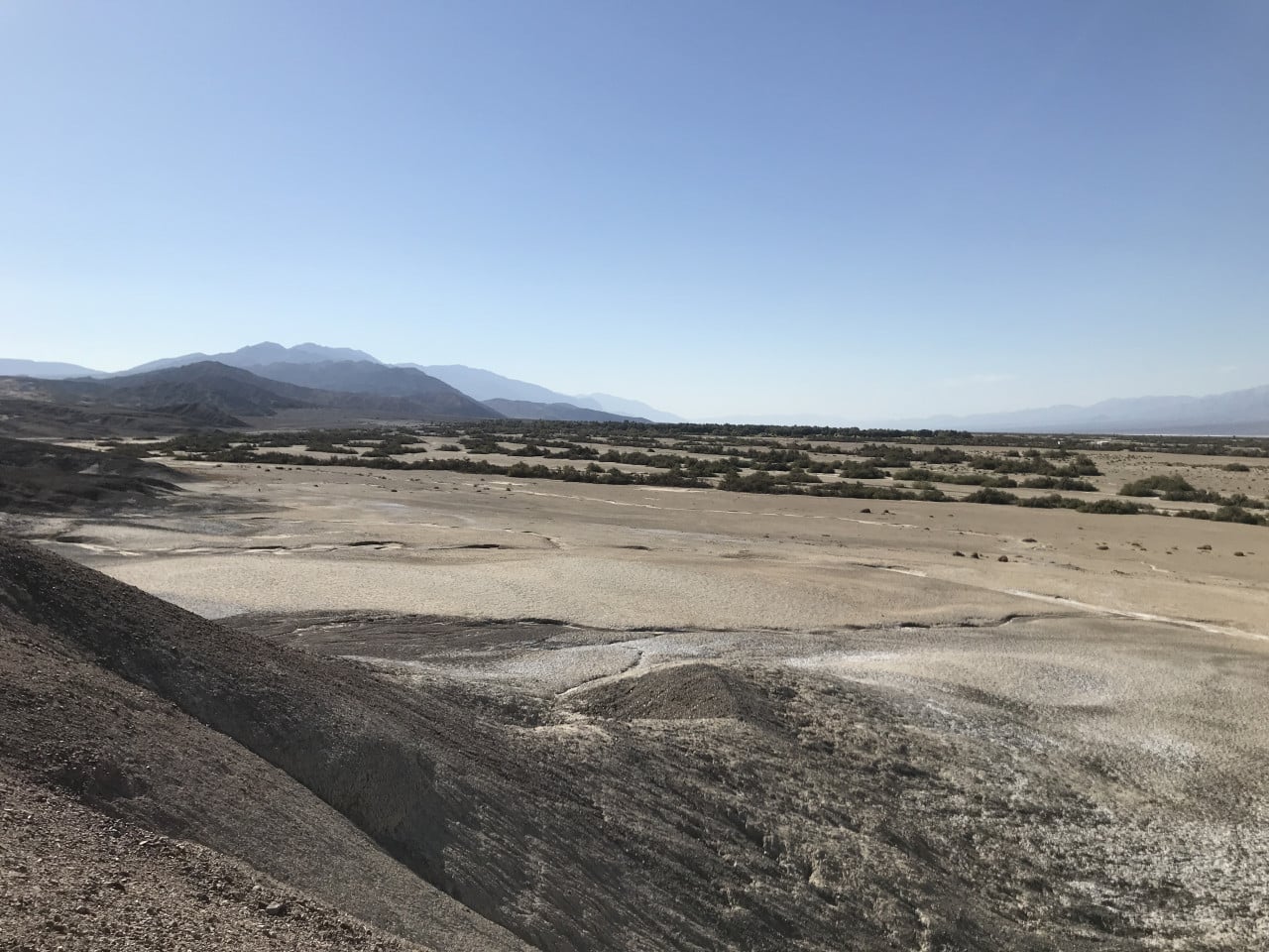 Pohled na suché údolí Death Valley s horami a písečnými dunami