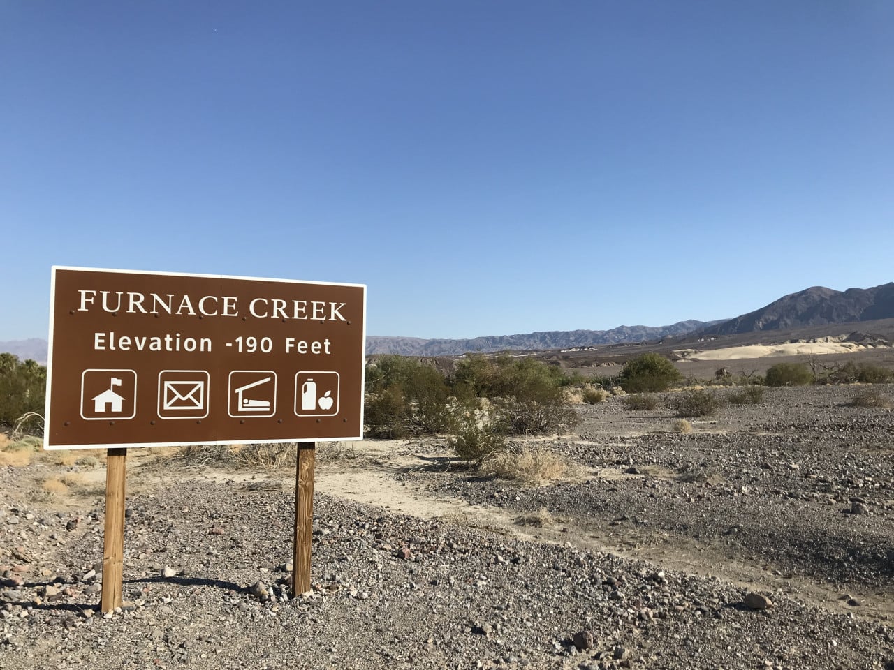 Cedule Furnace Creek s výškou -190 stop v poušti Death Valley