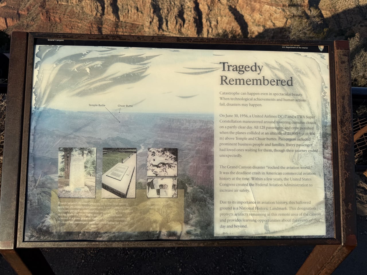 Informační panel Tragedy Remembered na vyhlídce Grand Canyon