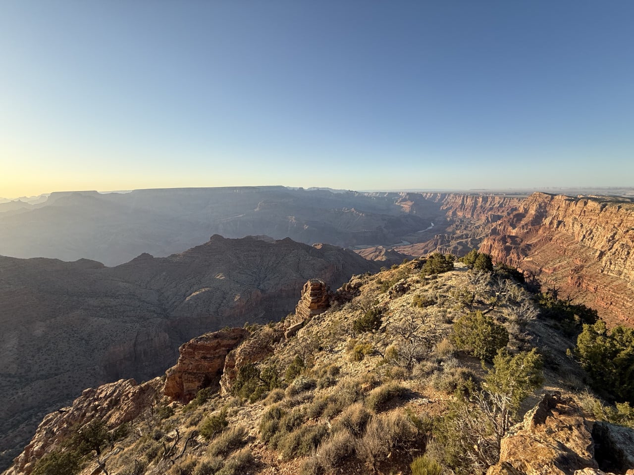 Západ slunce nad Grand Canyonem z Desert View Point, skalnatý okraj propasti.