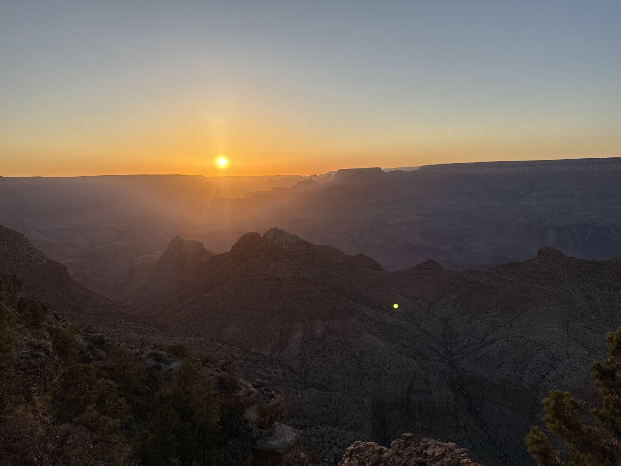 Západ slunce nad Grand Canyonem z vyhlídky Desert View