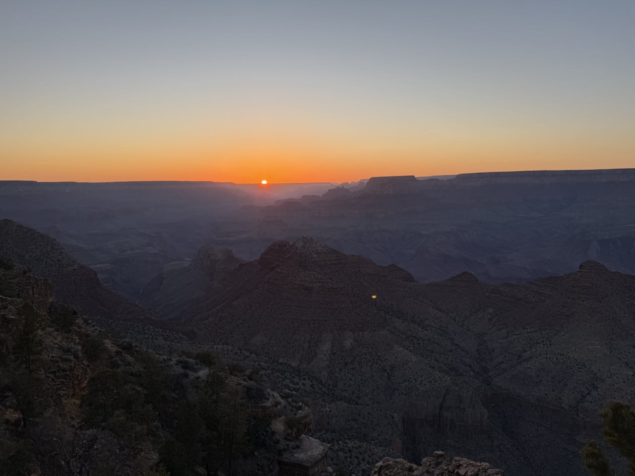 Západ slunce nad Grand Canyonem z vyhlídky Desert View Point