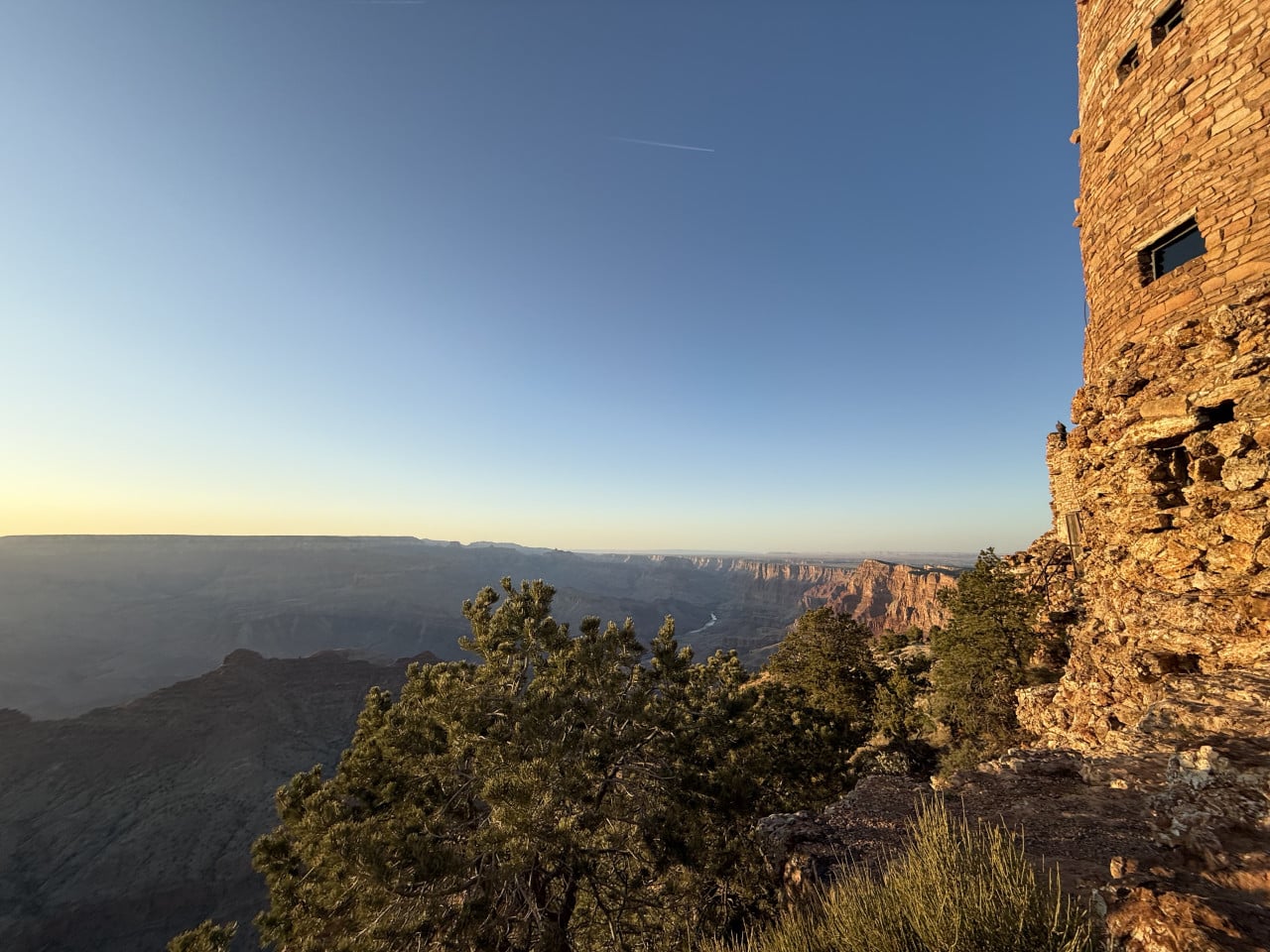 Západ slunce nad Grand Canyonem u kamenné věže Desert View Point.