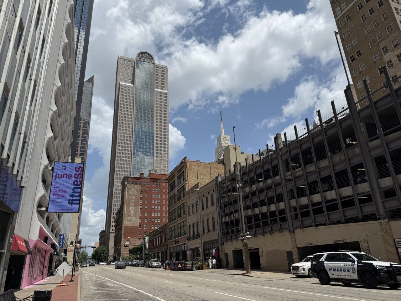 Ulice downtownu s mrakodrapem, banner june Sunset Sculpt fullness a auto POLICE.