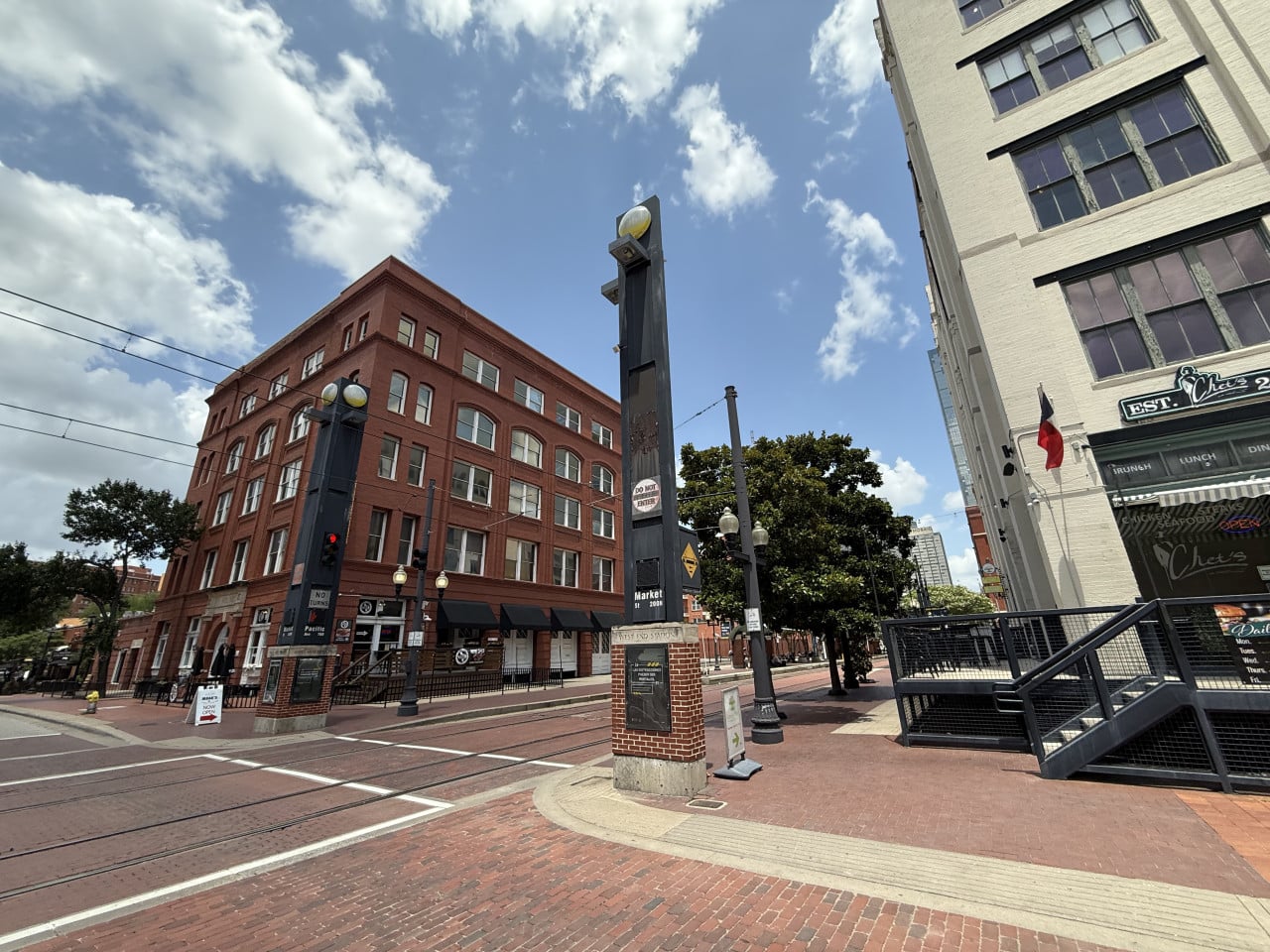 Křižovatka s tramvajovými kolejemi, cedule Market St, Do Not Enter, nápis Chet’s.
