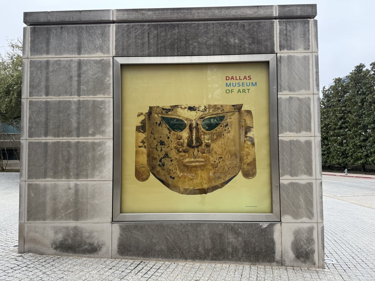 Plakát DALLAS MUSEUM OF ART se zlatou maskou v kamenném rámu