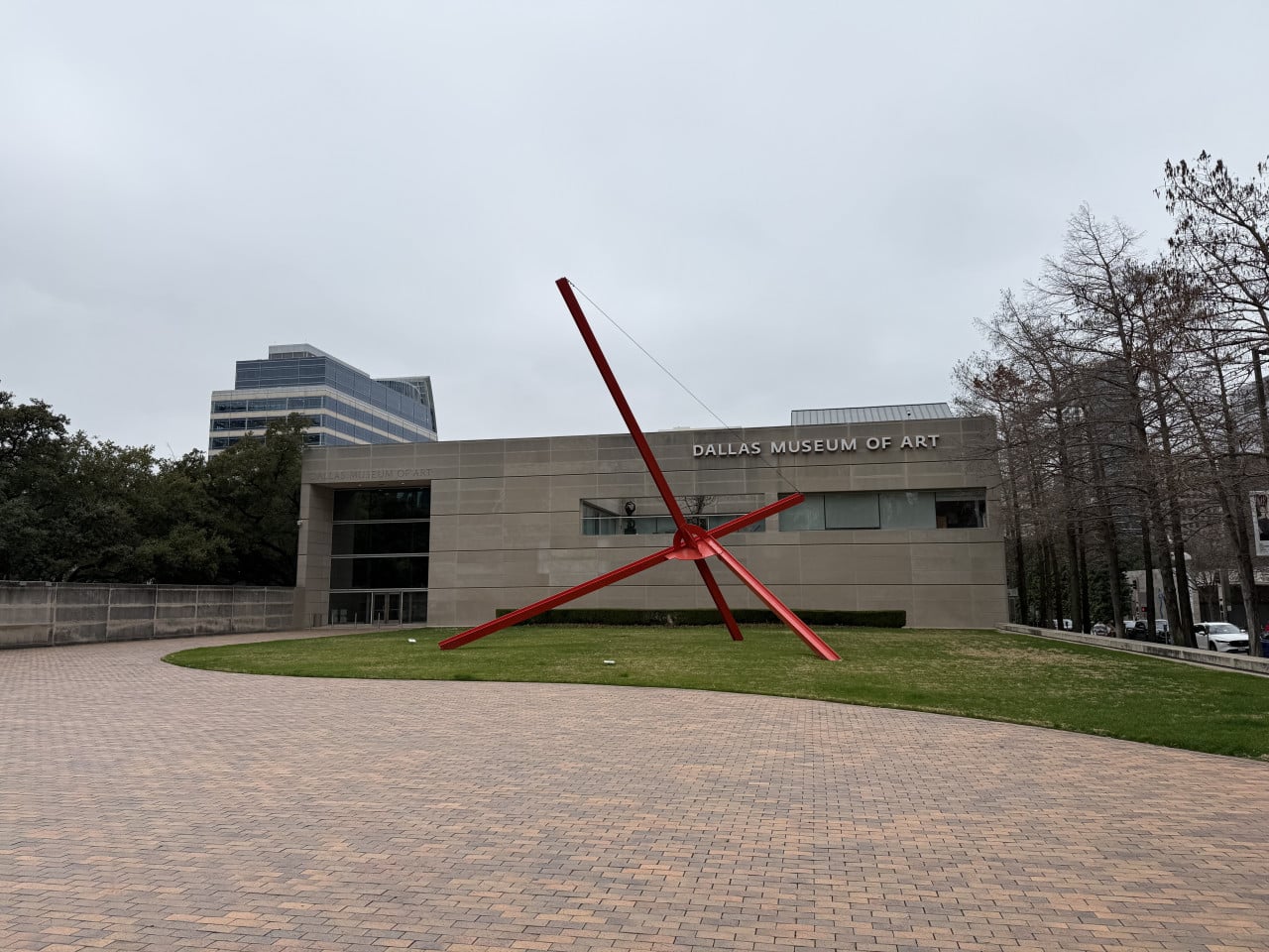 Budova DALLAS MUSEUM OF ART s velkou červenou sochou na trávníku