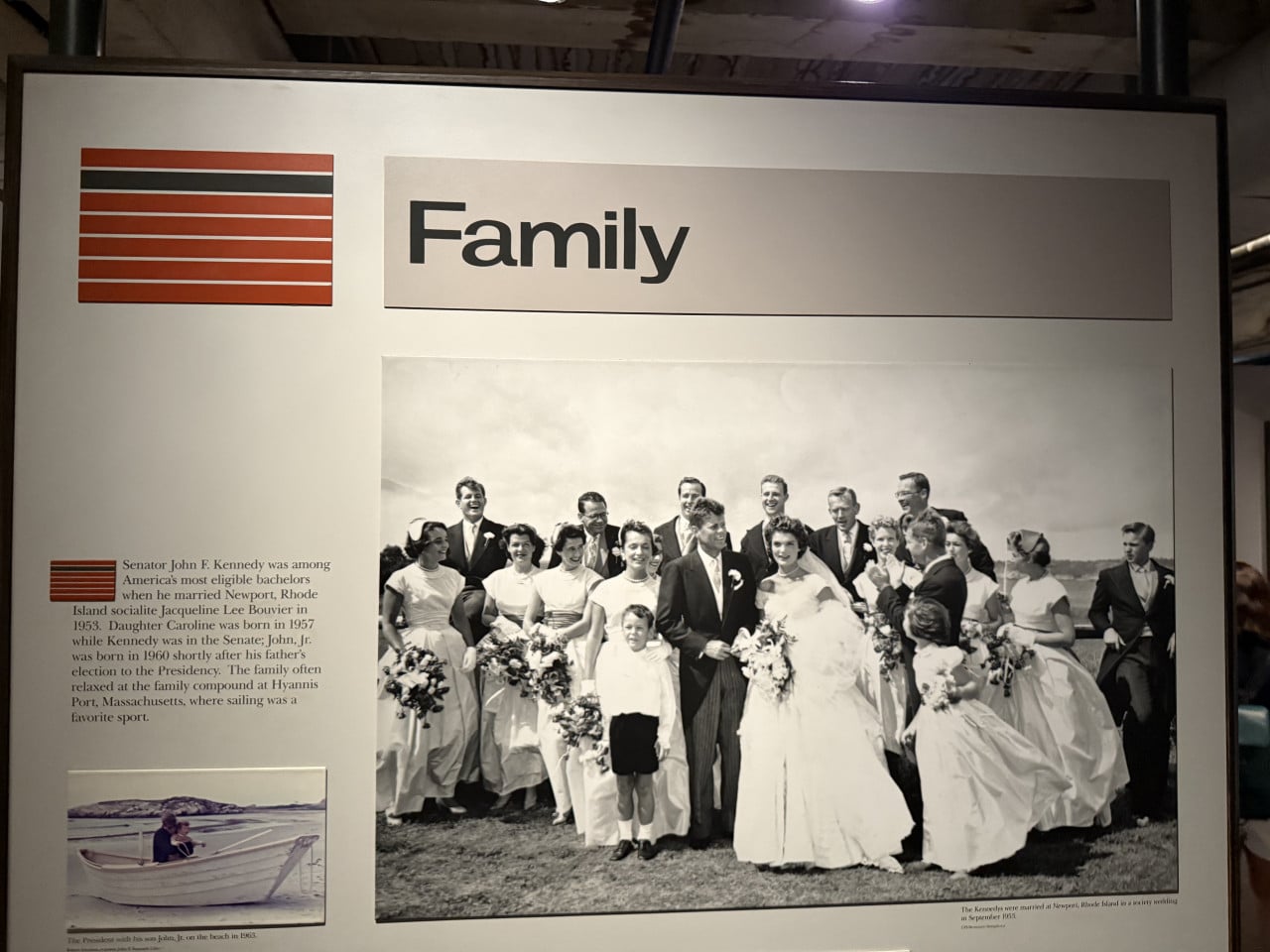 Panel na výstavě s nápisem Family a černobílá svatební skupinová fotografie