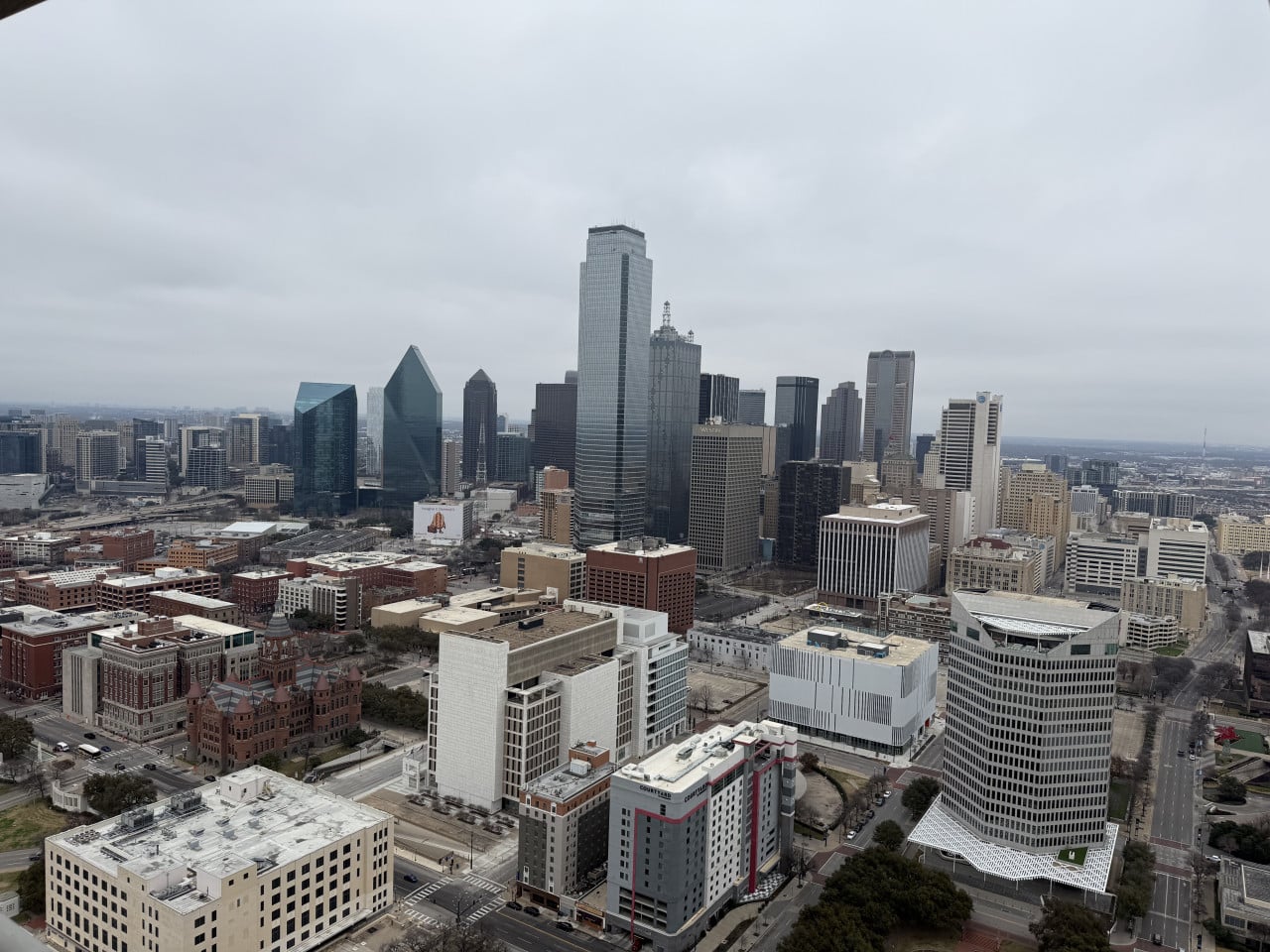 Letecký pohled na downtown Dallas, mrakodrapy, budovy Westin a Courtyard, zataženo